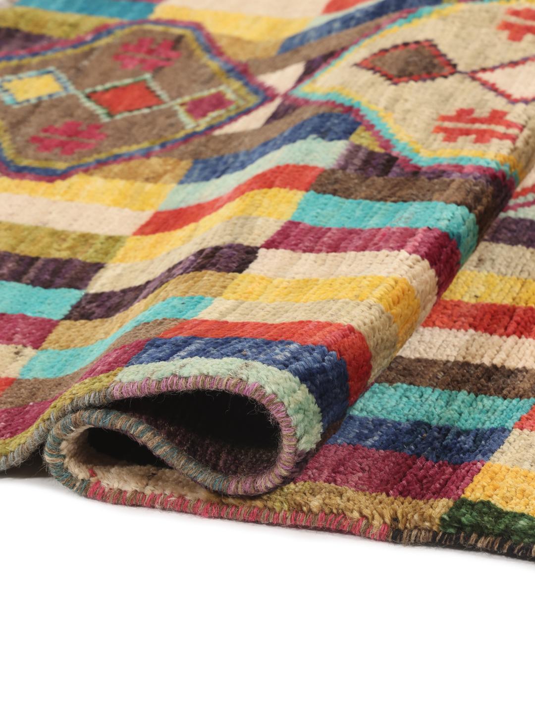 Een rechthoekig handgemaakt Berber-tapijt uit Afghanistan met een kleurrijk geometrisch patroon.