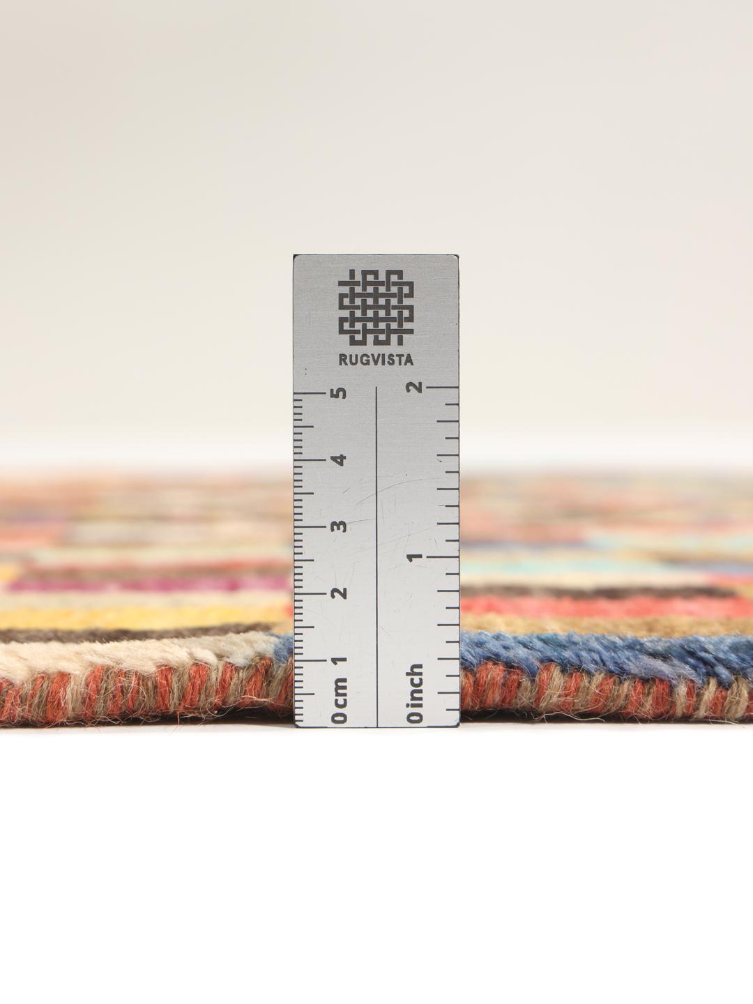 Een rechthoekig handgemaakt Berber-tapijt uit Afghanistan met een kleurrijk geometrisch patroon.