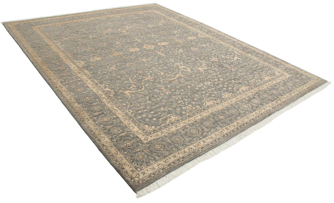 Et håndknyttet Tabriz-tæppe fra Indien med et indviklet blomstermønster i mørkegrå og beige.