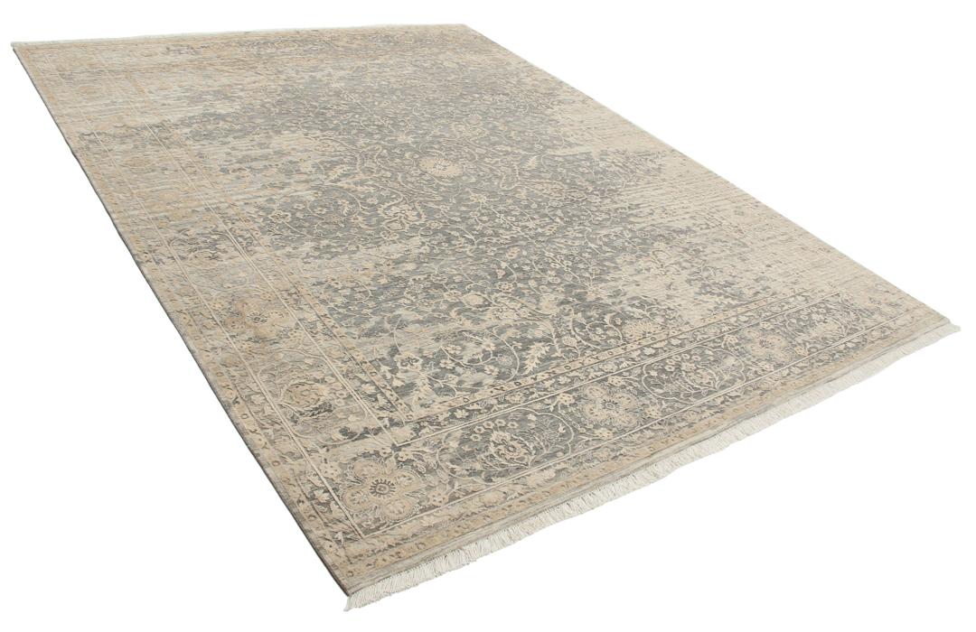 Et håndknyttet Tabriz-tæppe fra Indien med et indviklet blomstermønster i mørkegrå og beige.