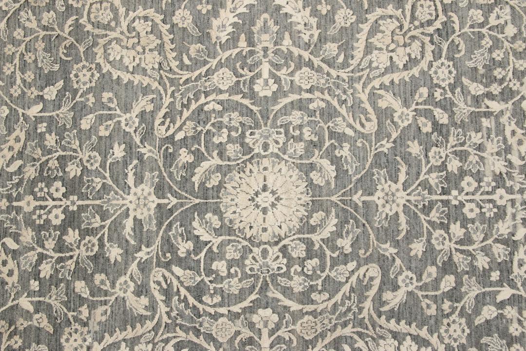 Et håndknyttet Tabriz-tæppe fra Indien med et indviklet blomstermønster i mørkegrå og beige.
