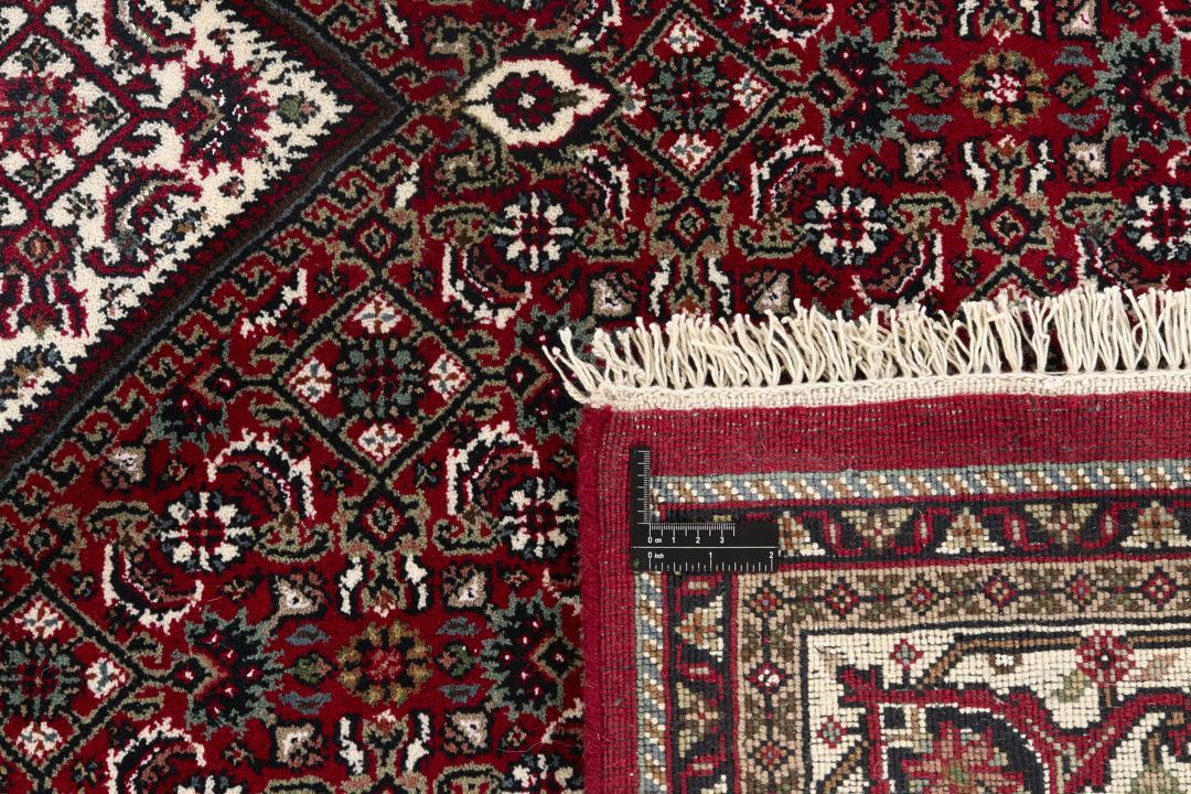 Ręcznie wiązany dywan Bidjar z Indii w odcieniach głębokiej czerwieni i kremu