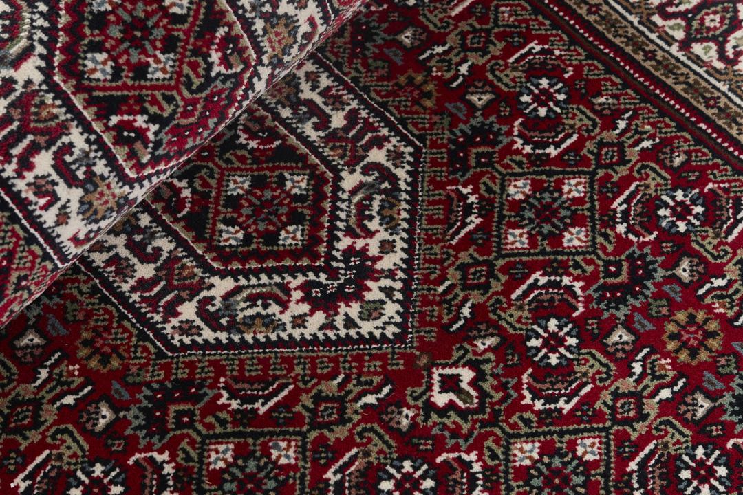 Ręcznie wiązany czerwony wełniany chodnik z Indii z ozdobnymi motywami geometrycznymi