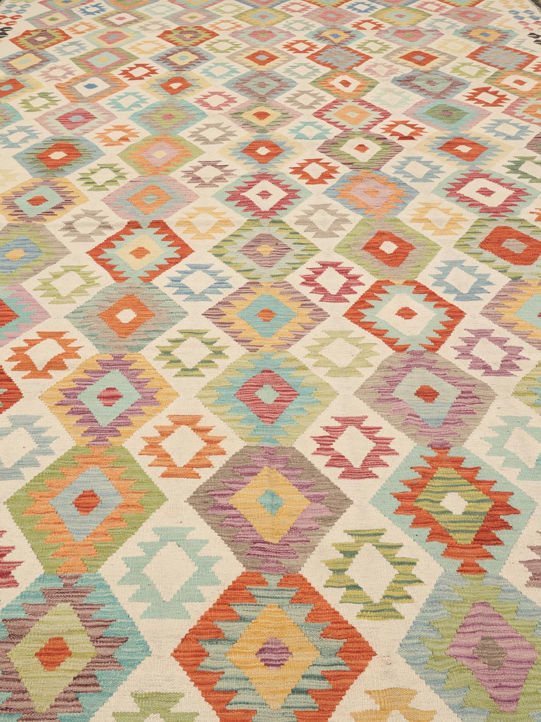 Een groot rechthoekig Afghan Kelim tapijt met een levendig veelkleurig ruitpatroon.