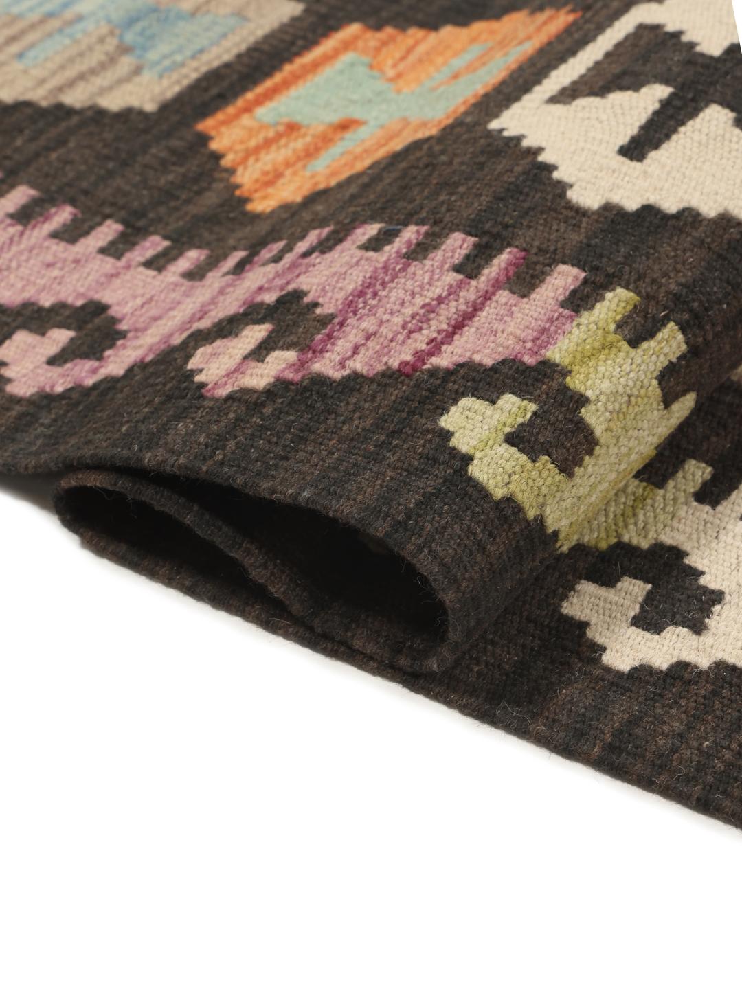 Een groot rechthoekig Afghan Kelim tapijt met een levendig veelkleurig ruitpatroon.
