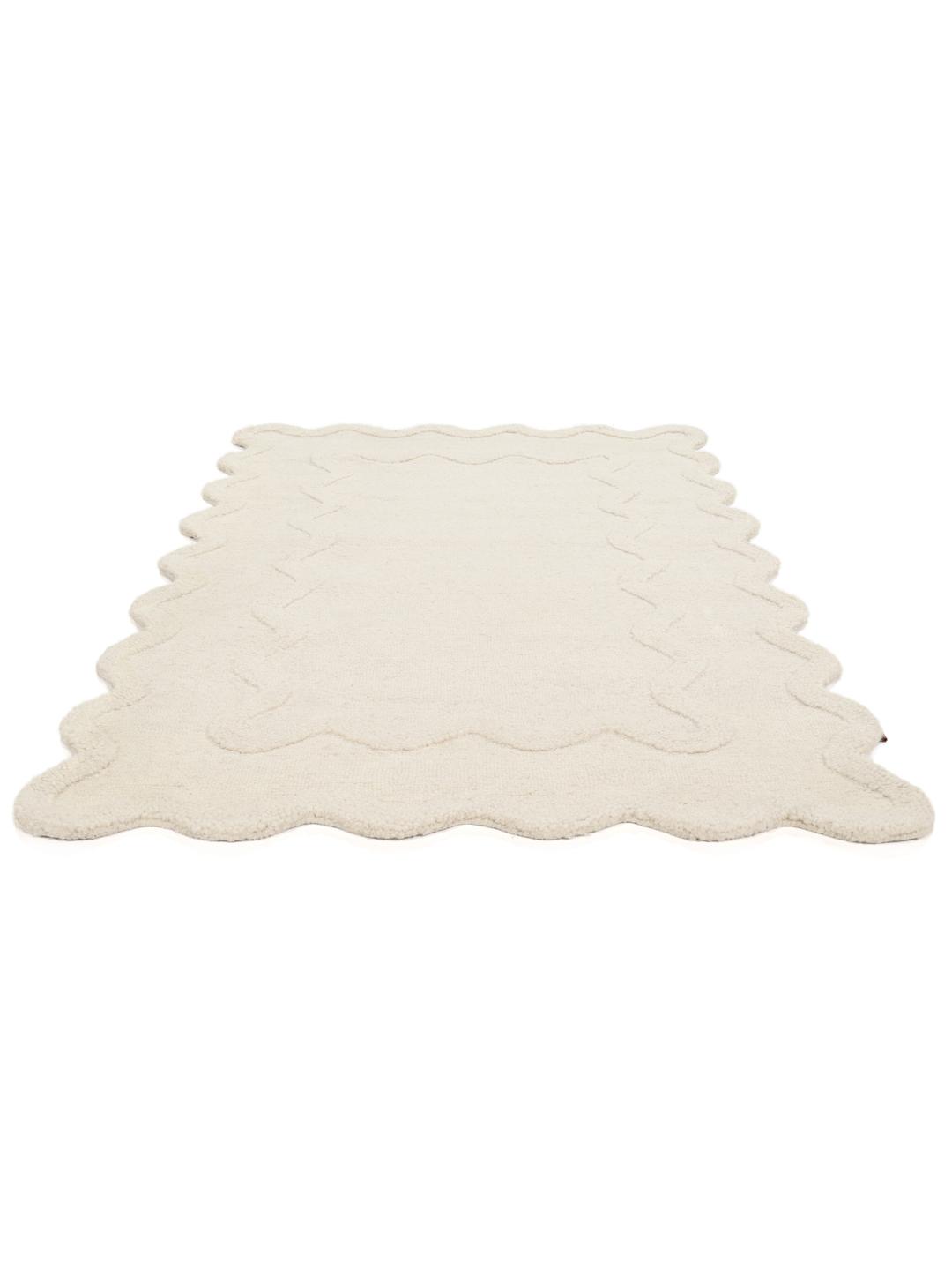 Off-white vloerkleed met een gestructureerd oppervlak en een geschulpte rand