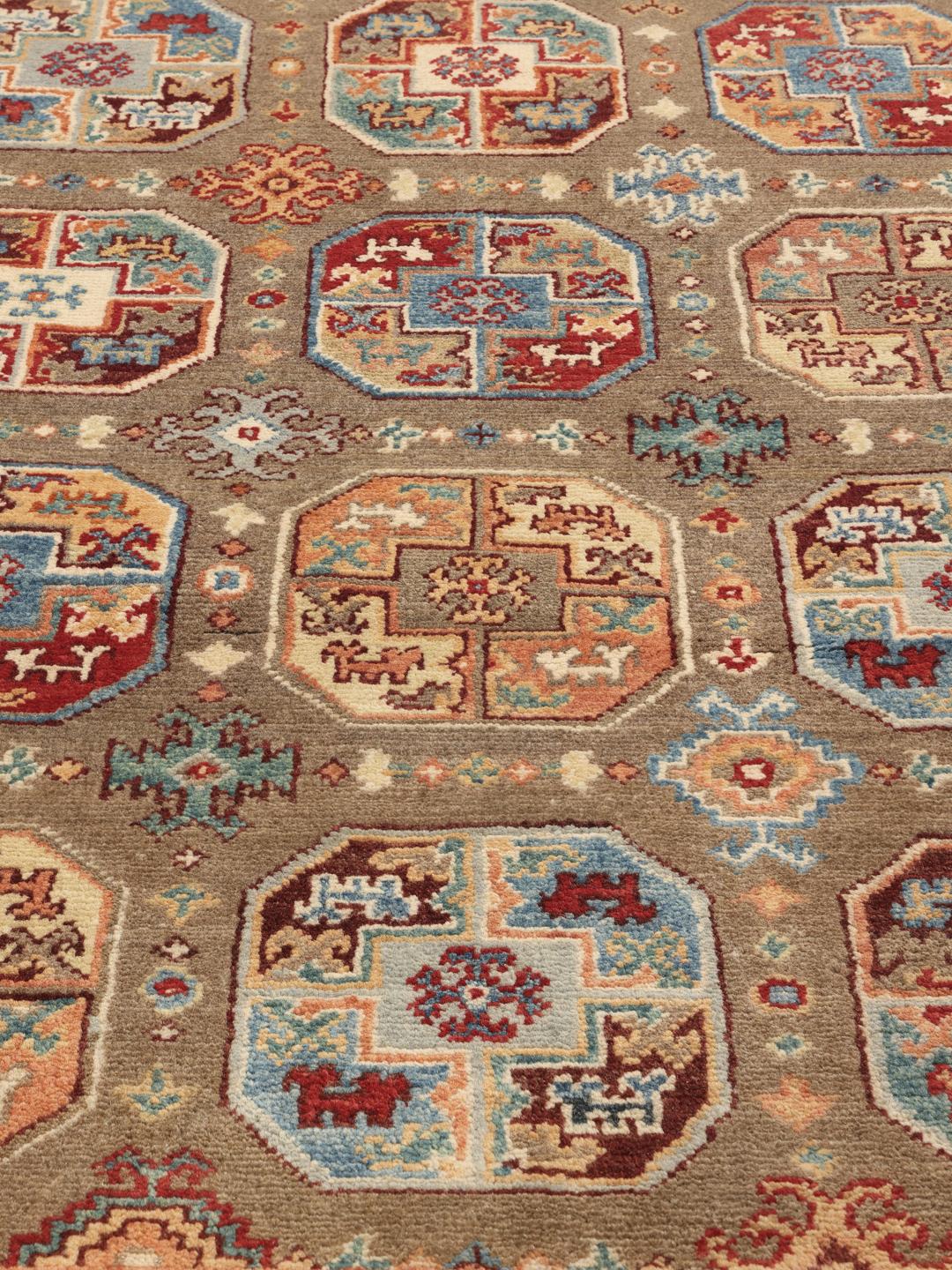 Handgeknoopt Kazak-tapijt uit Afghanistan met geometrische motieven in bruin, blauw en rood.