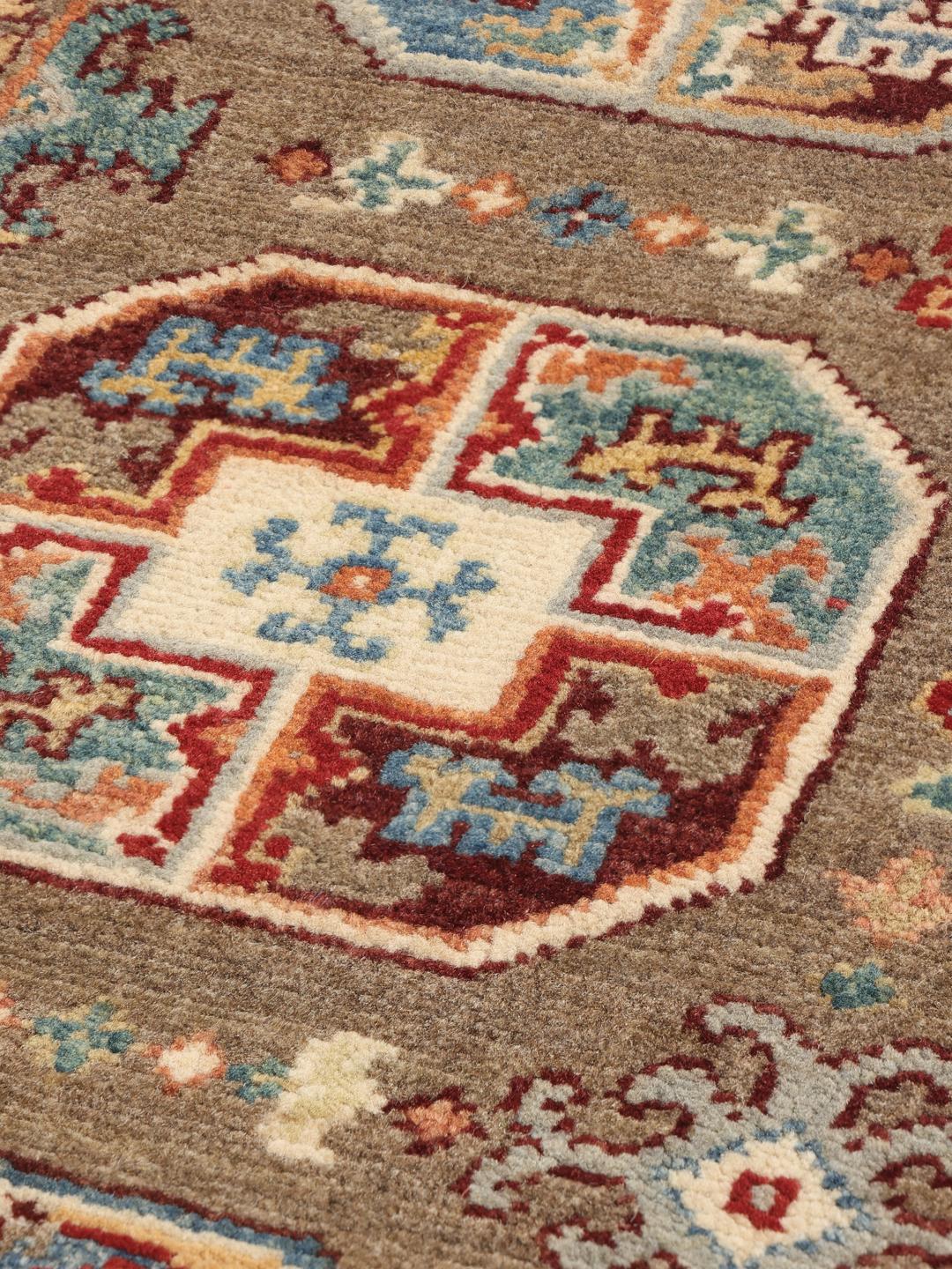 Handgeknoopt Kazak-tapijt uit Afghanistan met geometrische motieven in bruin, blauw en rood.
