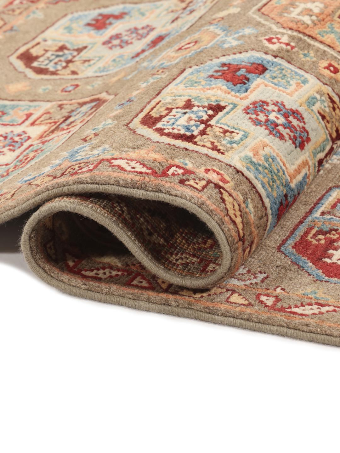 Handgeknoopt Kazak-tapijt uit Afghanistan met geometrische motieven in bruin, blauw en rood.