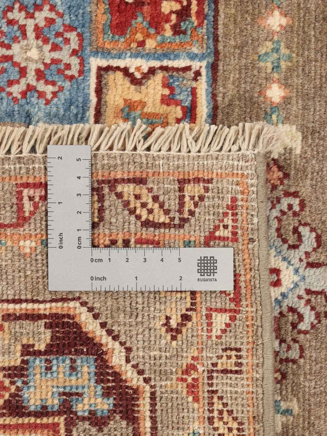 Handgeknoopt Kazak-tapijt uit Afghanistan met geometrische motieven in bruin, blauw en rood.