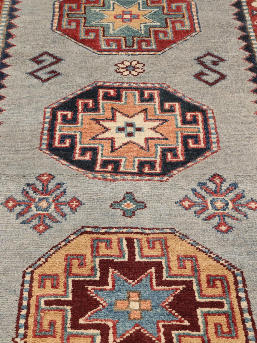 Handgefertigter Kazak-Läufer aus Afghanistan in Blau mit geometrischen Mustern