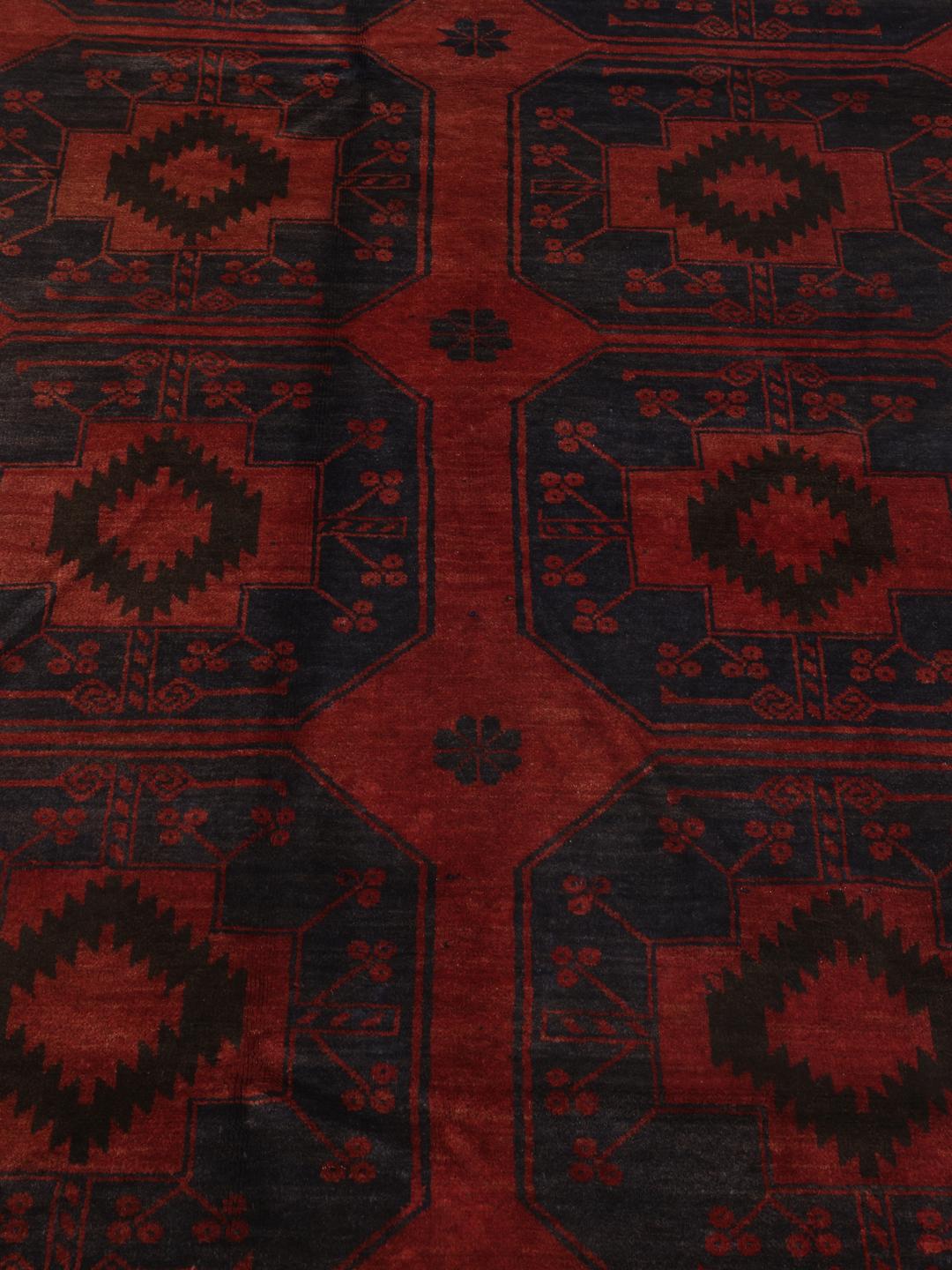 Håndknyttet afghansk løber i mørkerød og mørkeblå med traditionelle motiver