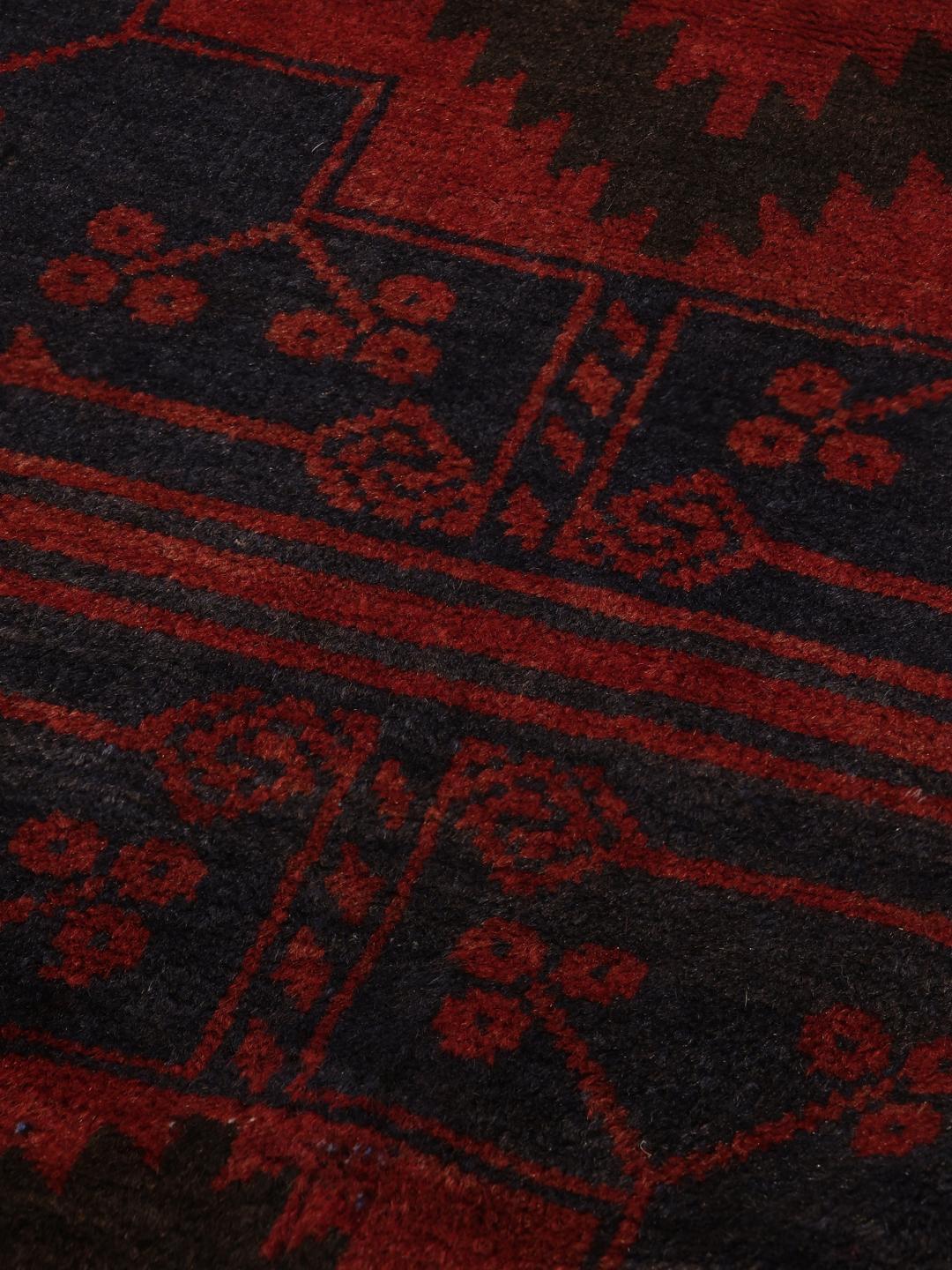 Håndknyttet afghansk løber i mørkerød og mørkeblå med traditionelle motiver