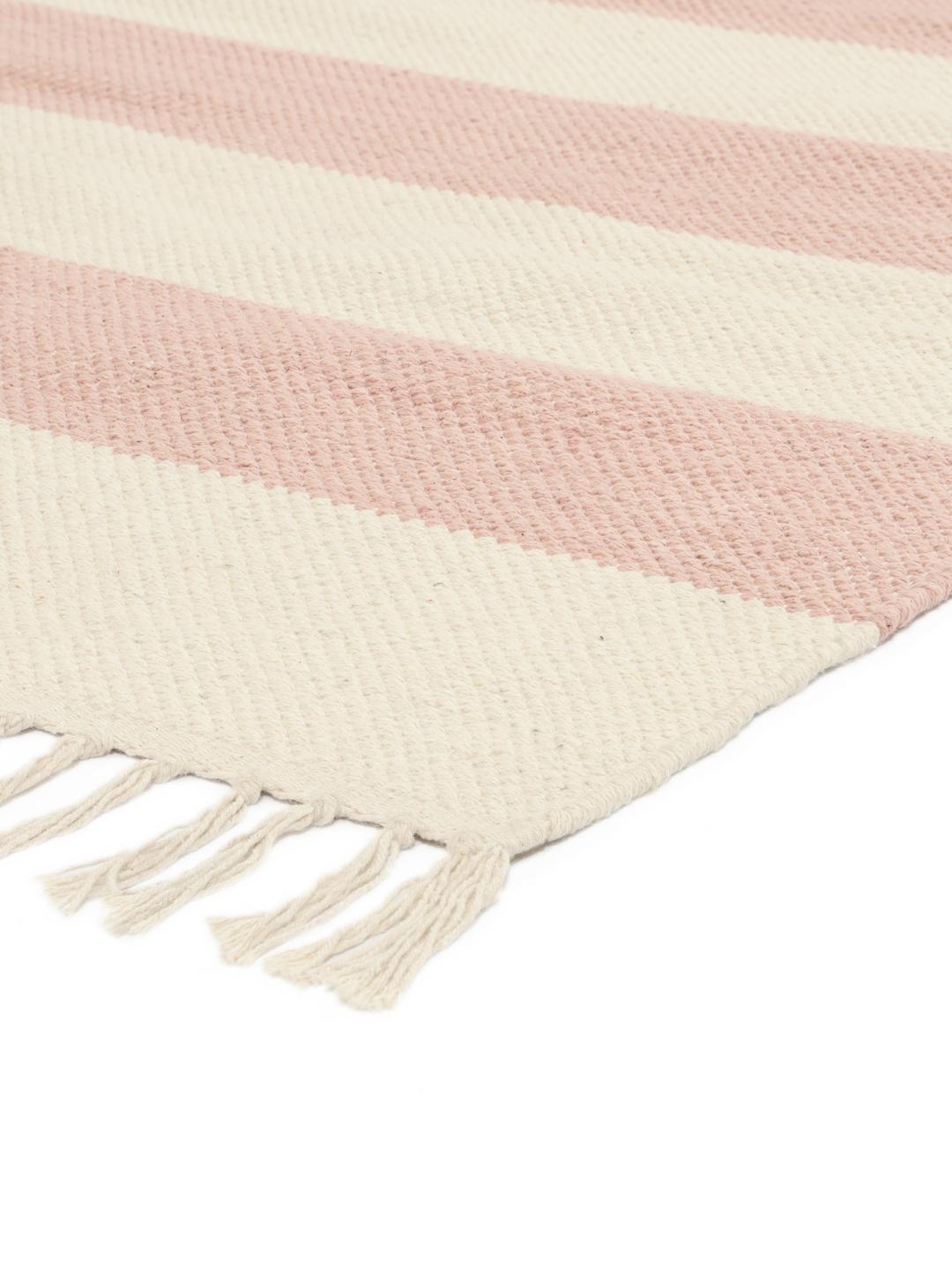 Roze katoenen tapijt met een streeppatroon en franjes