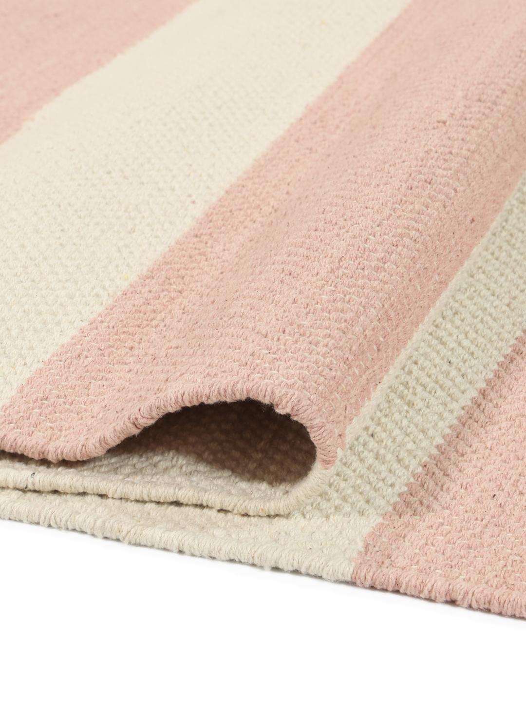 Roze katoenen tapijt met een streeppatroon en franjes