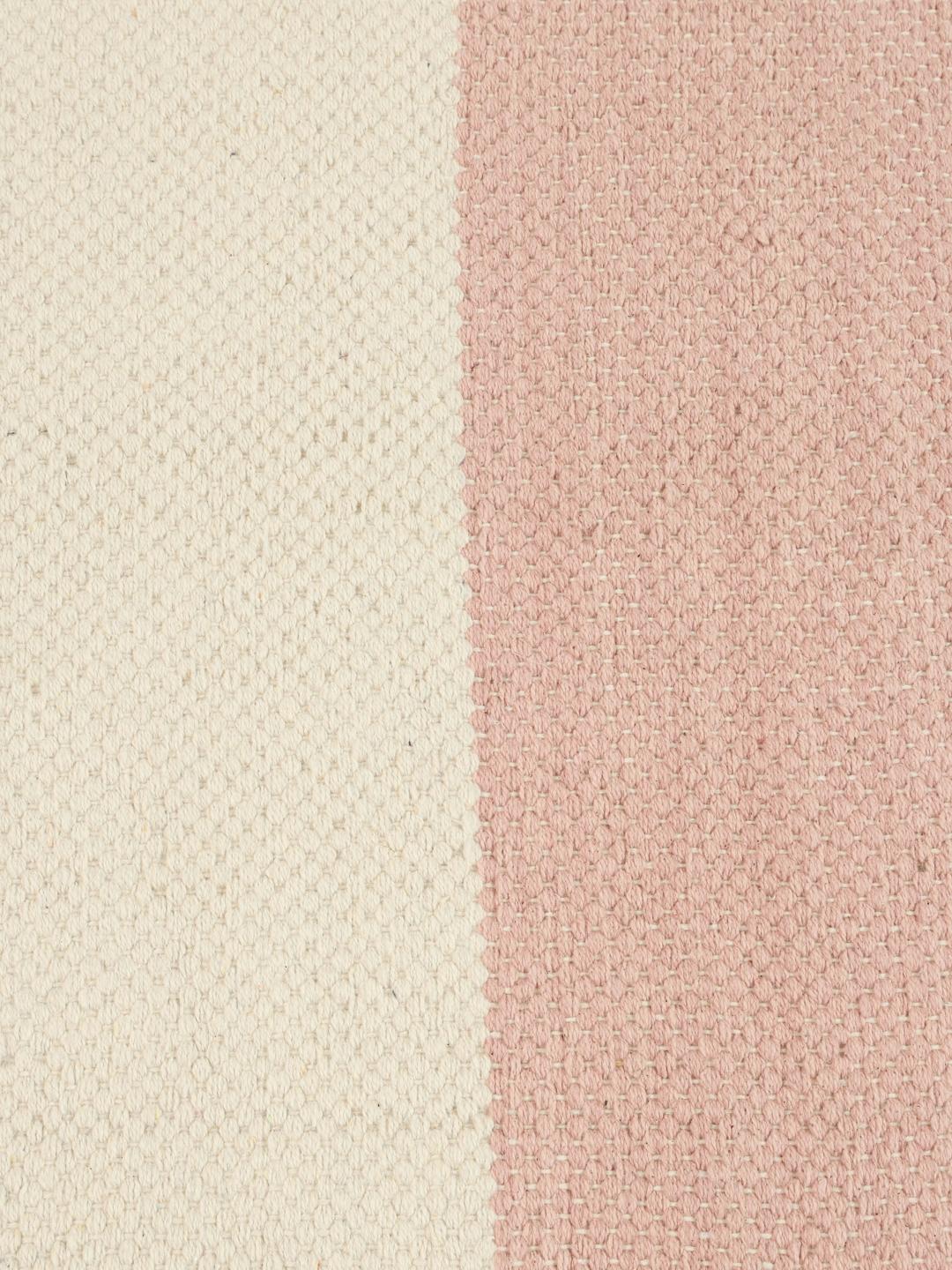 Roze katoenen tapijt met een streeppatroon en franjes