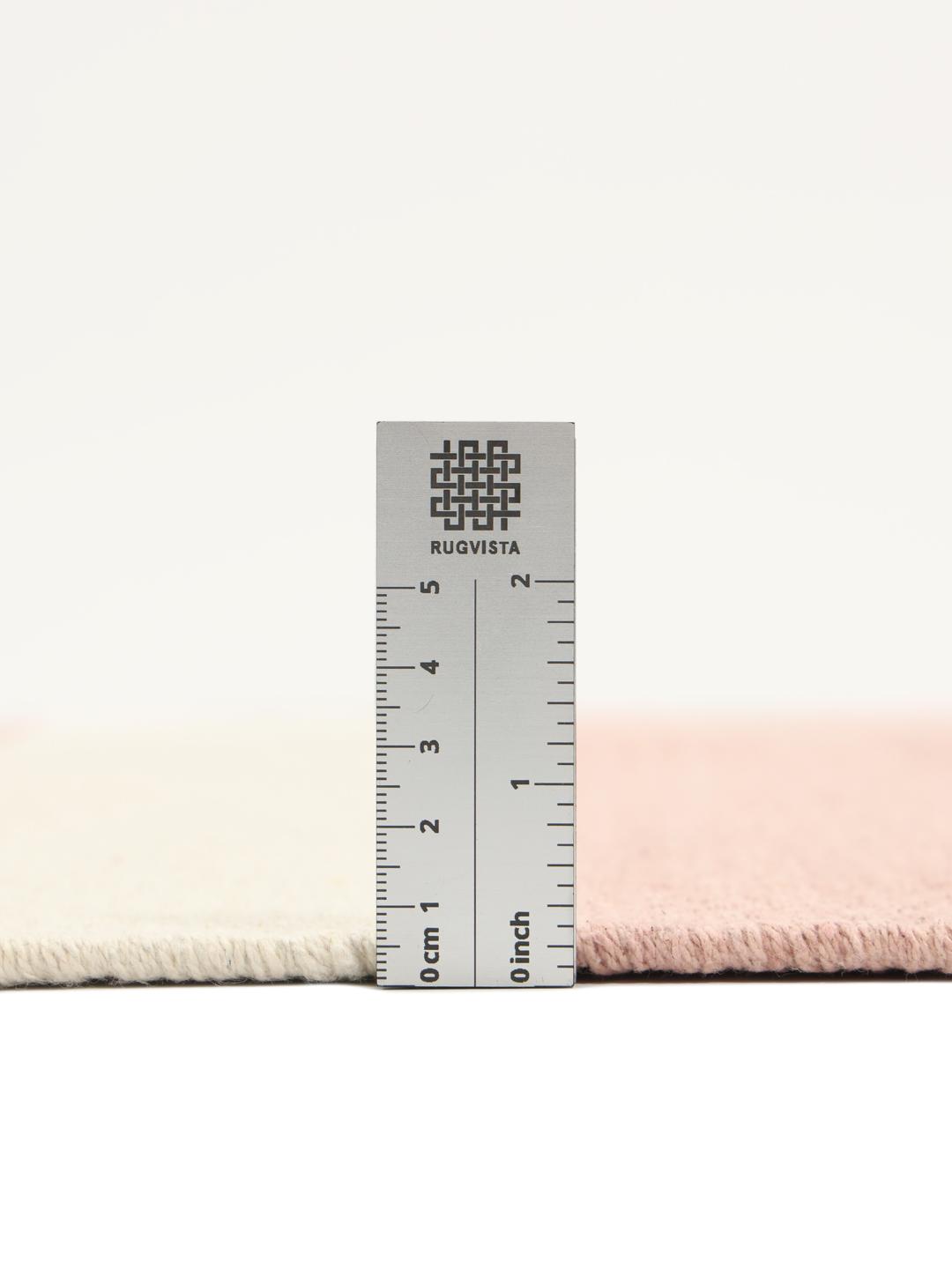 Roze katoenen tapijt met een streeppatroon en franjes