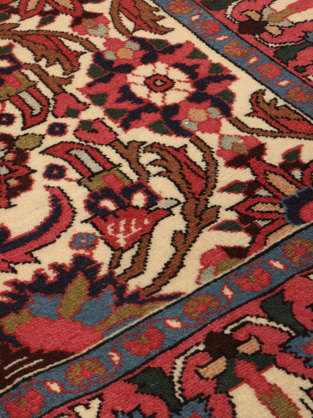 Handgeknoopt Rudbar-kleed met bloemmotieven in rood en beige uit het Midden-Oosten