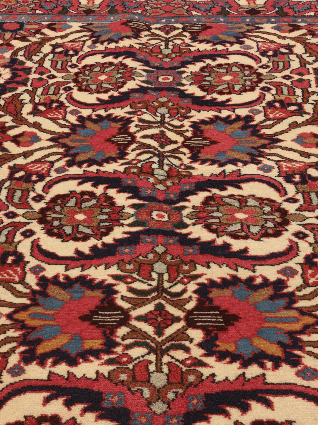 Handgeknoopt Rudbar-kleed met bloemmotieven in rood en beige uit het Midden-Oosten