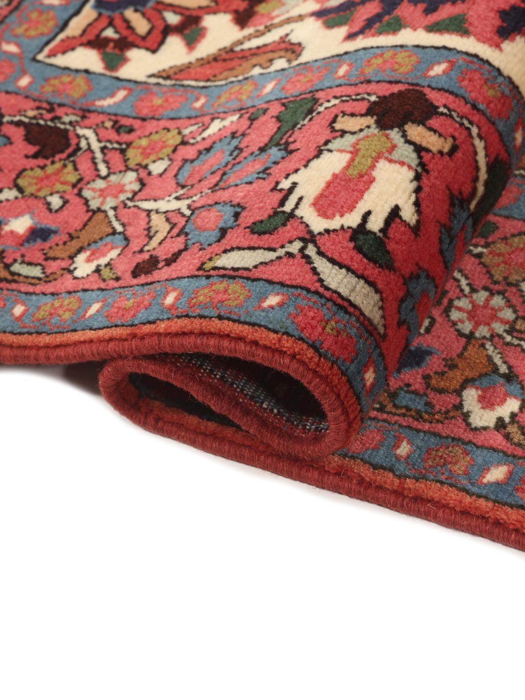 Handgeknoopt Rudbar-kleed met bloemmotieven in rood en beige uit het Midden-Oosten