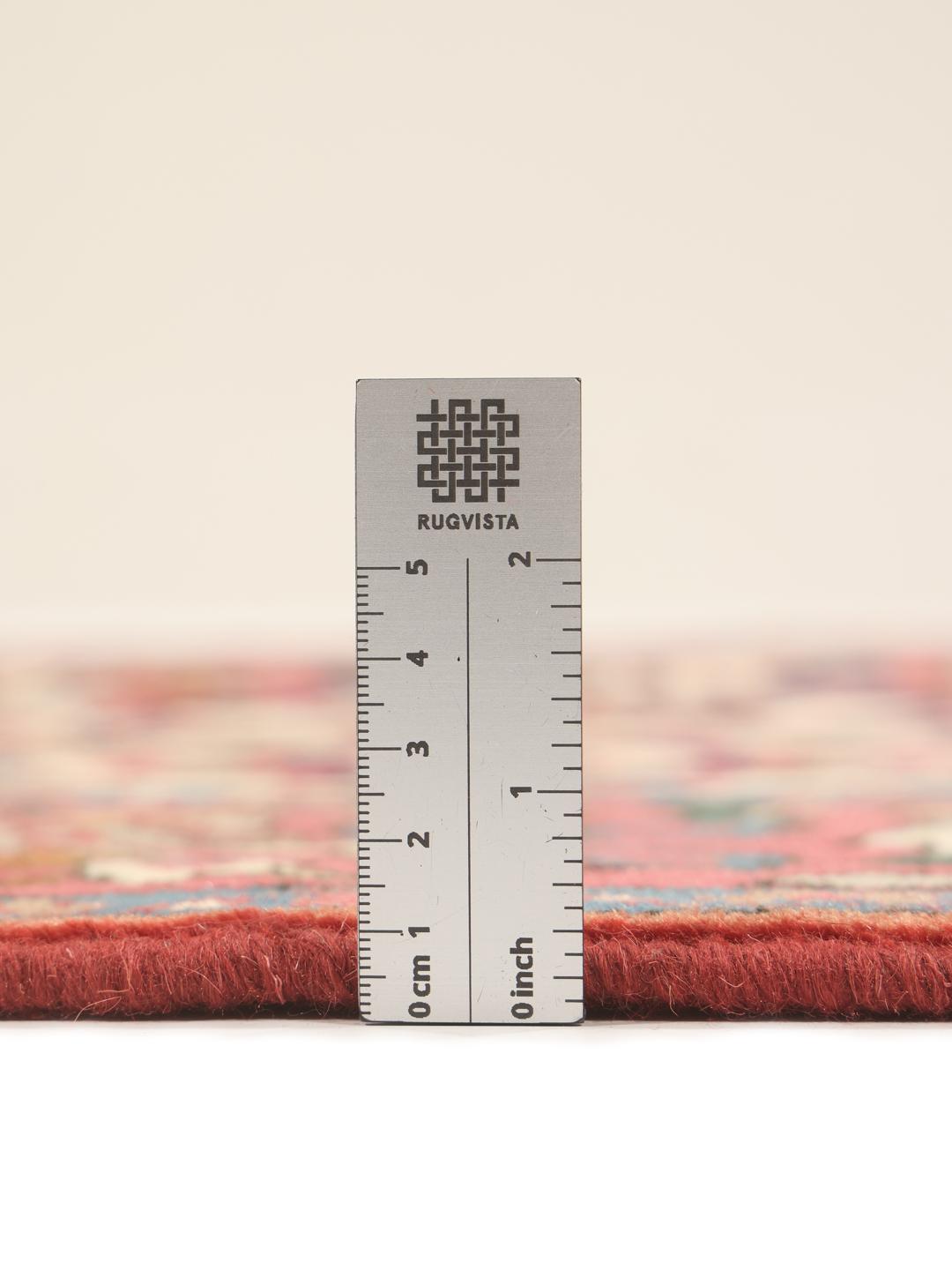 Handgeknoopt Rudbar-kleed met bloemmotieven in rood en beige uit het Midden-Oosten