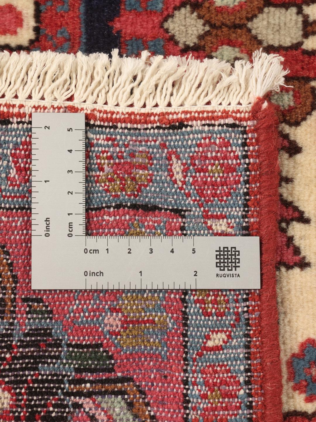 Handgeknoopt Rudbar-kleed met bloemmotieven in rood en beige uit het Midden-Oosten