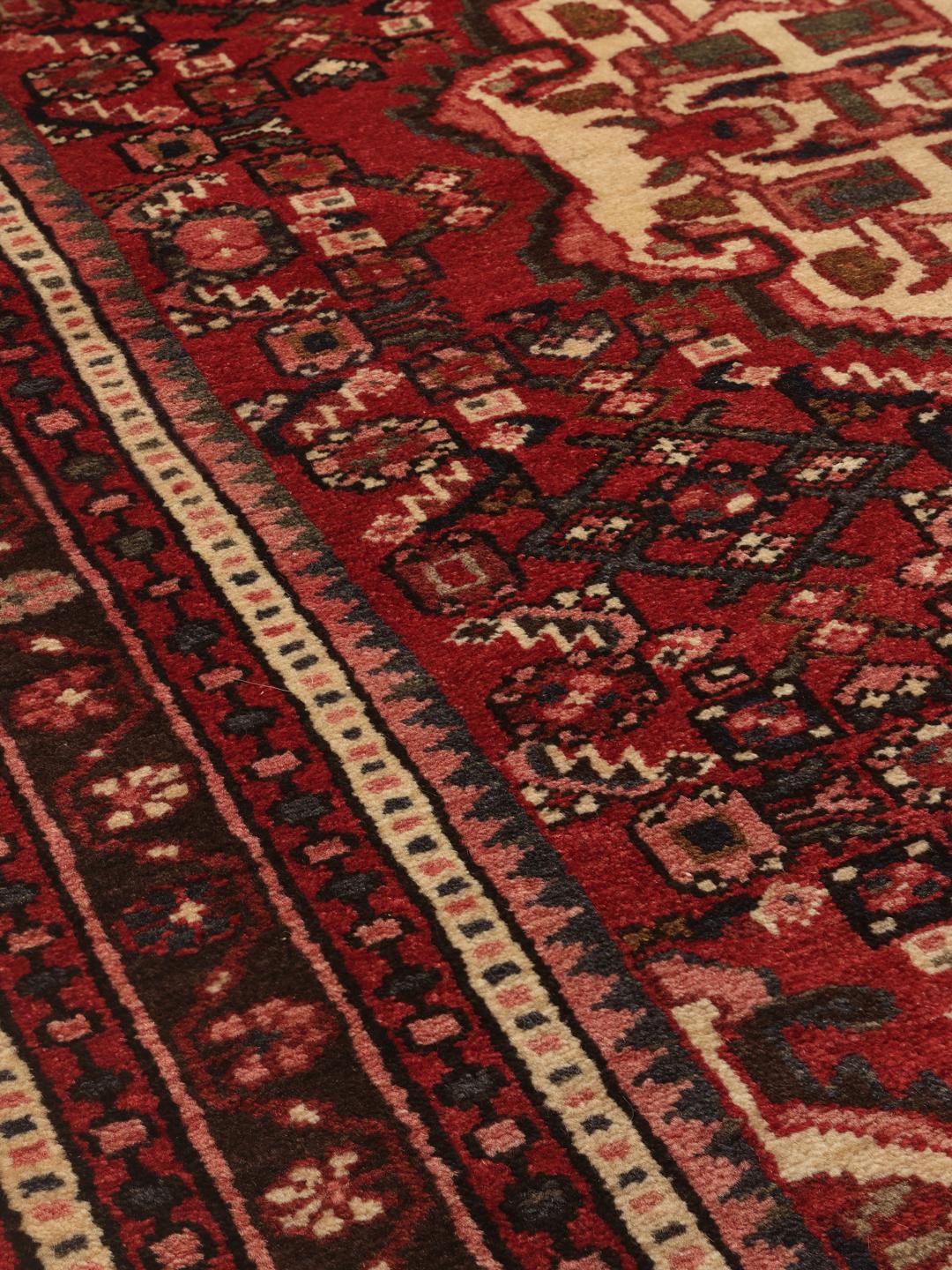 Tapis Hosseinabad noué à la main provenant du Moyen-Orient dans des tons de rouge et rouge foncé