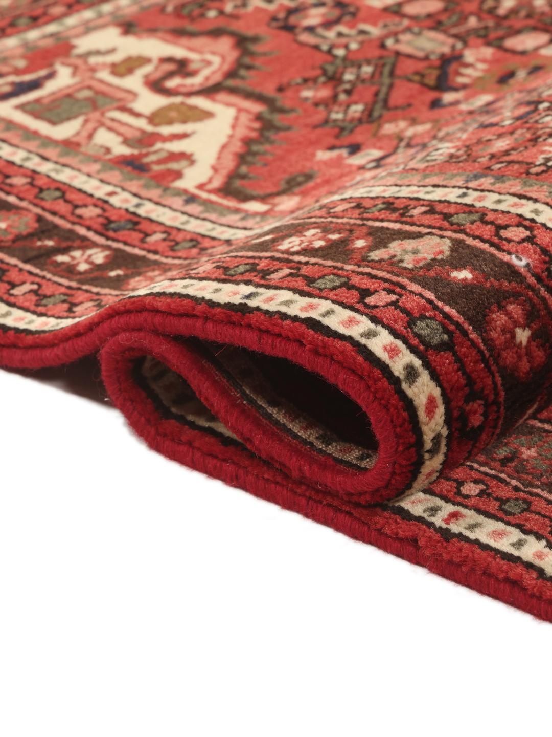 Tapis Hosseinabad noué à la main provenant du Moyen-Orient dans des tons de rouge et rouge foncé
