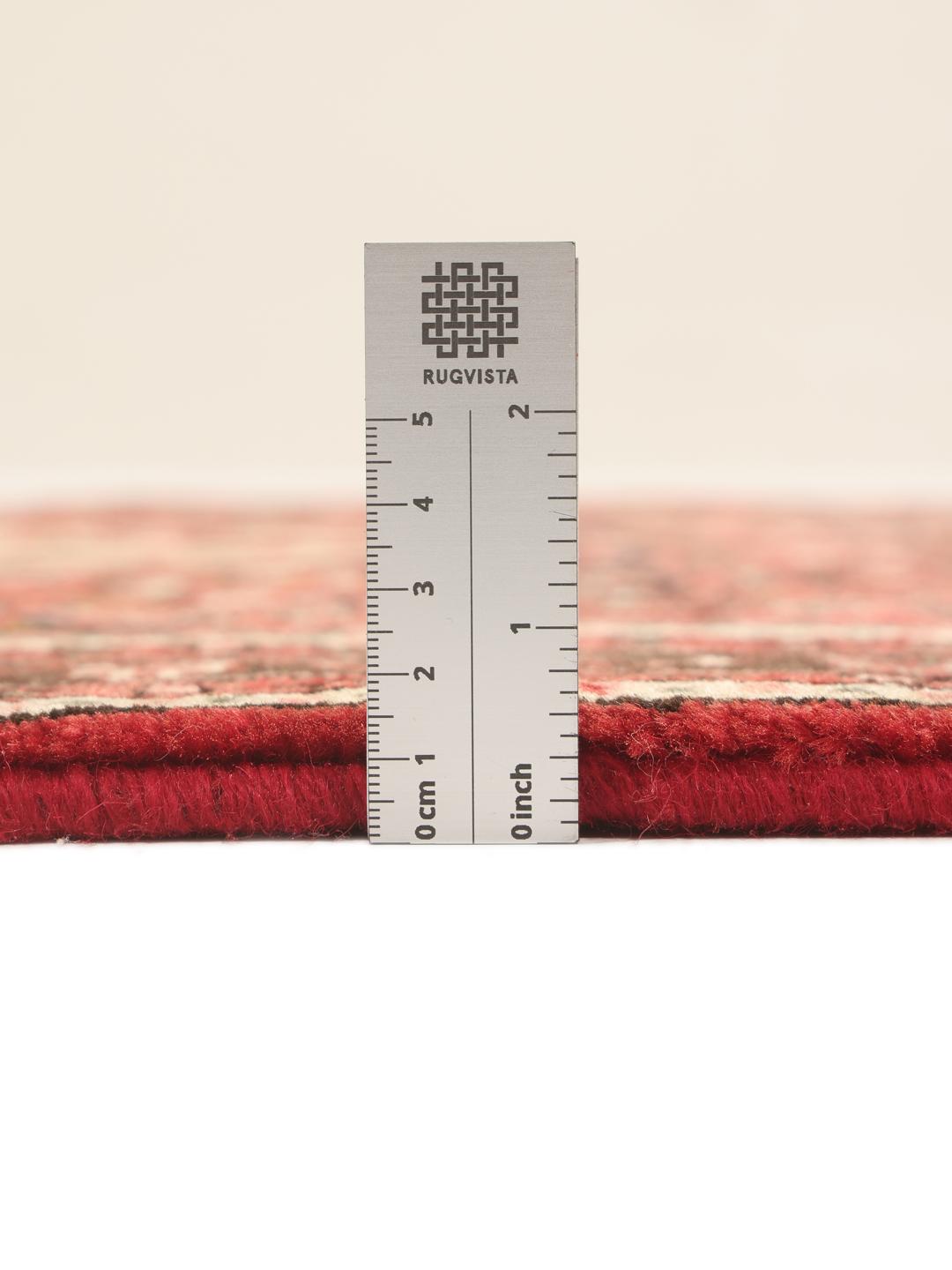 Tapis Hosseinabad noué à la main provenant du Moyen-Orient dans des tons de rouge et rouge foncé