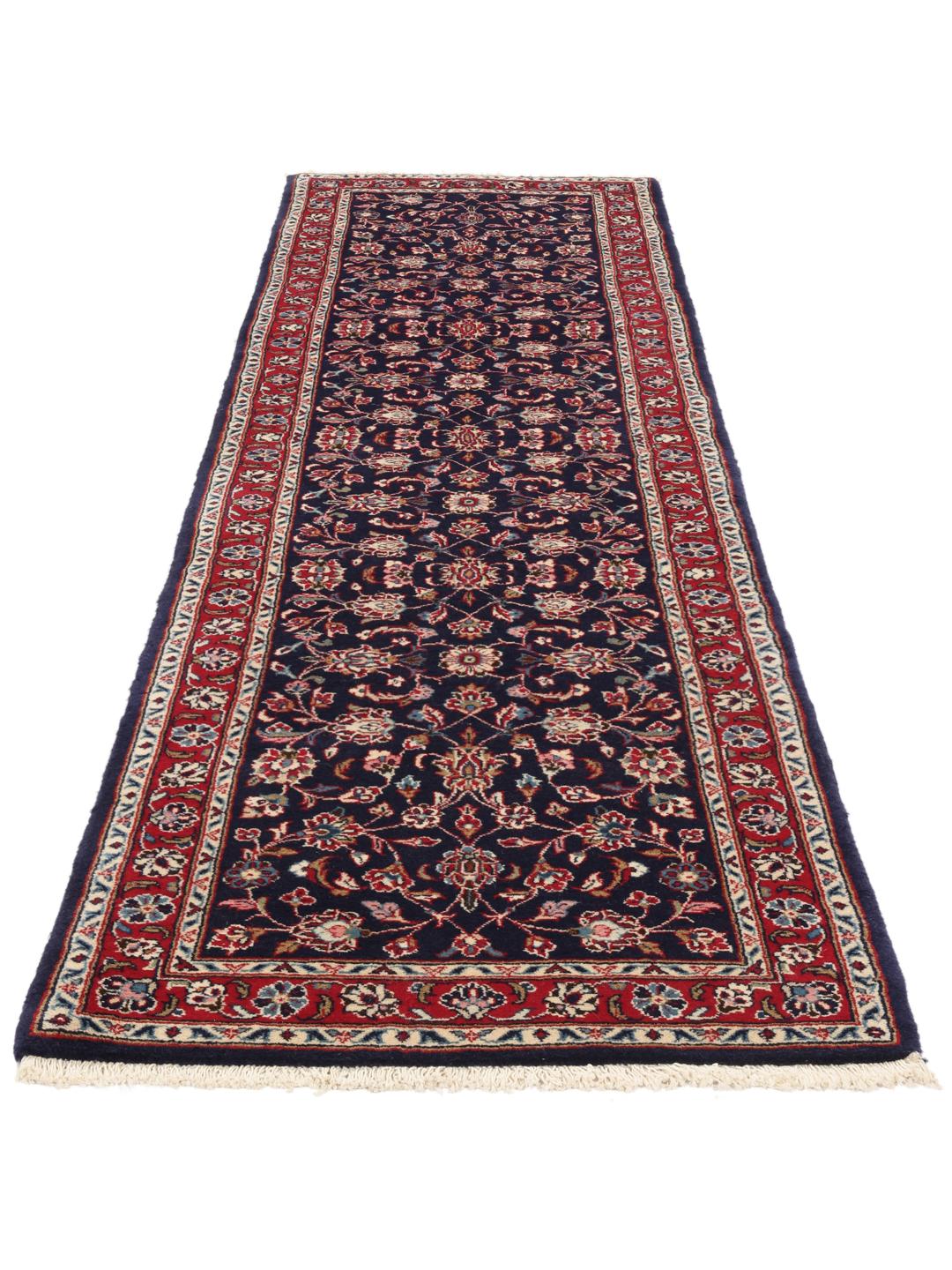 Un tapis de couloir Yazd du Moyen-Orient noué à la main avec un motif floral bleu foncé.