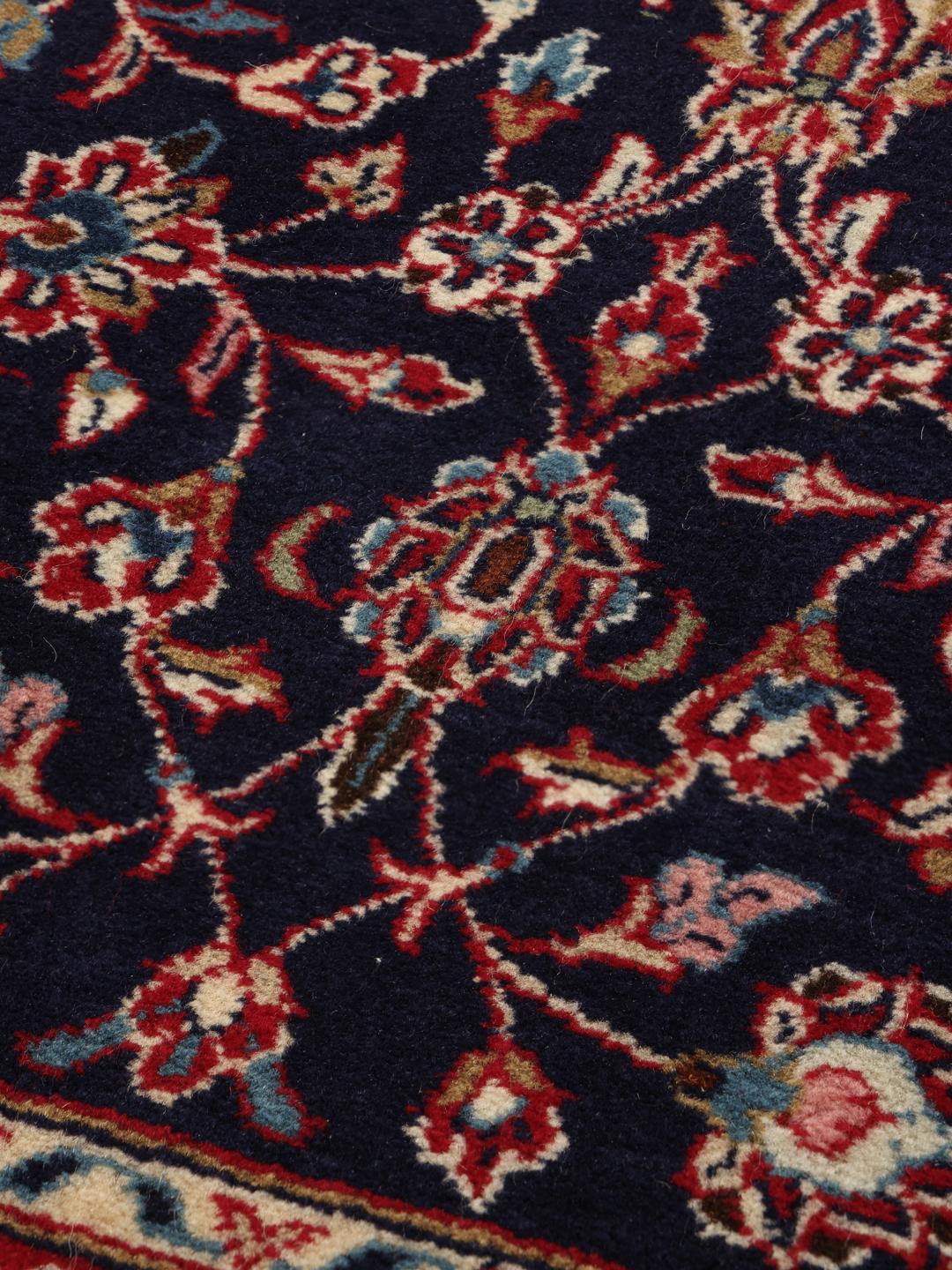 Un tapis de couloir Yazd du Moyen-Orient noué à la main avec un motif floral bleu foncé.