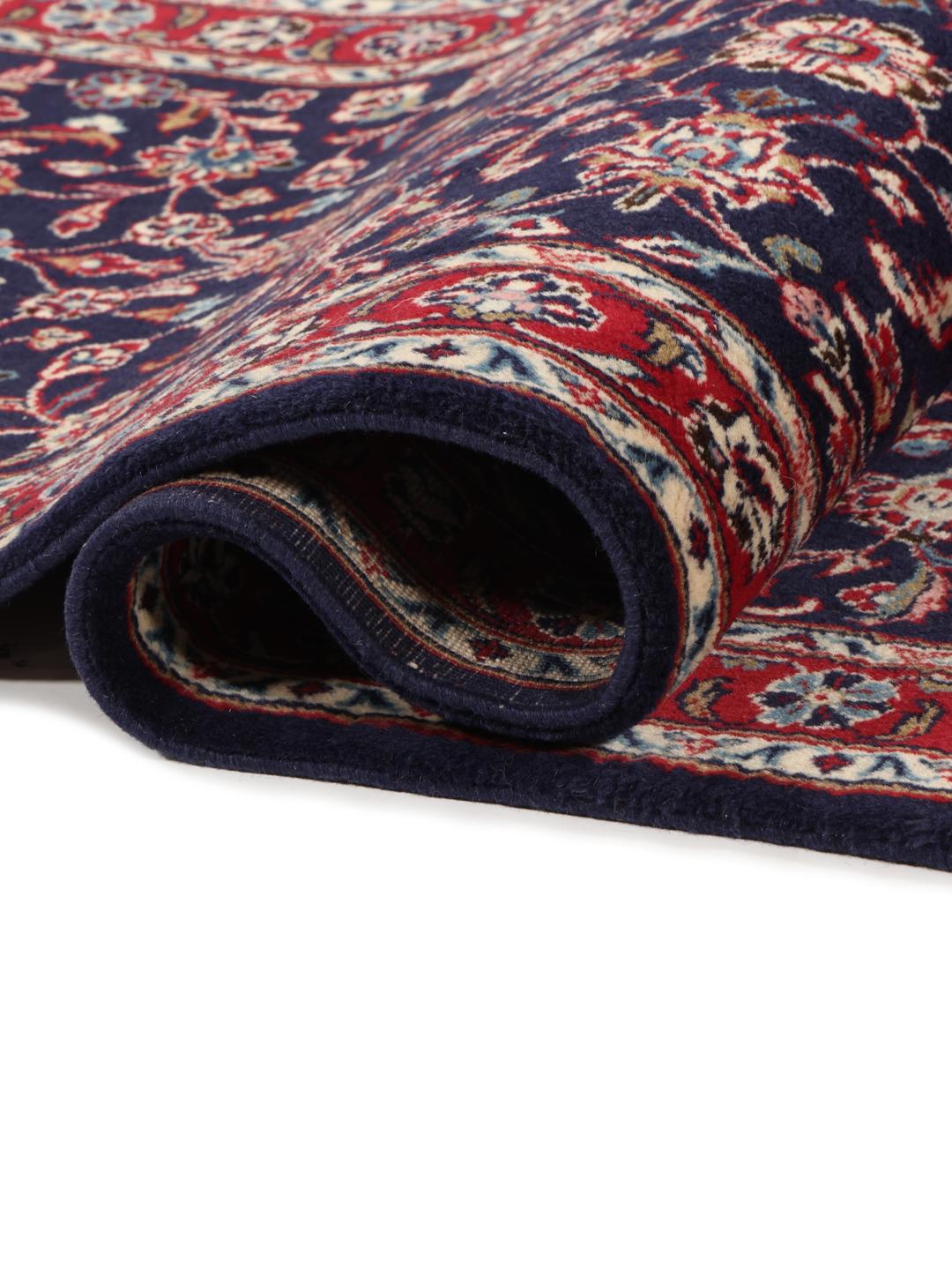 Un tapis de couloir Yazd du Moyen-Orient noué à la main avec un motif floral bleu foncé.