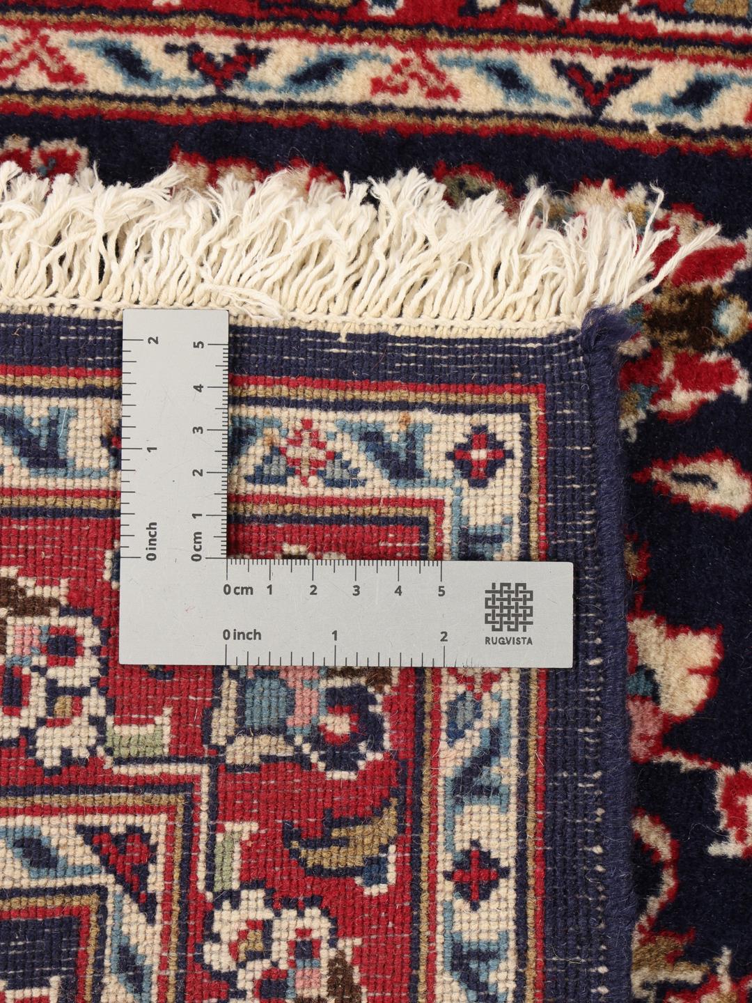Un tapis de couloir Yazd du Moyen-Orient noué à la main avec un motif floral bleu foncé.