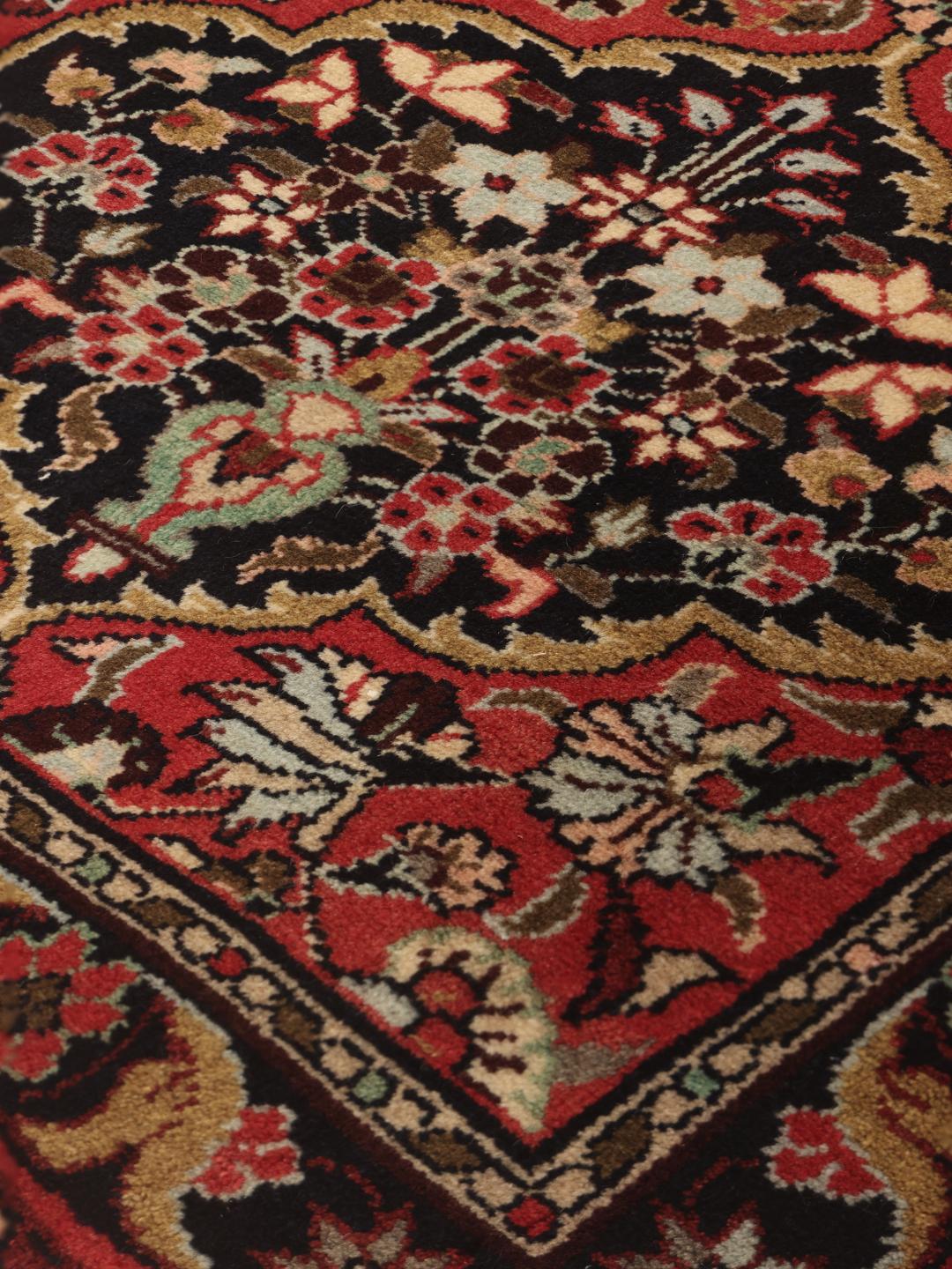 Tapis couloir Mehraban noué à la main dans des tons rouges et sombres avec des motifs floraux