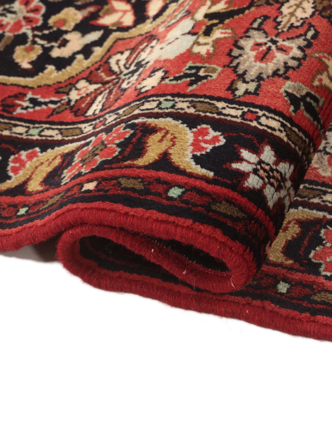 Tapis couloir Mehraban noué à la main dans des tons rouges et sombres avec des motifs floraux