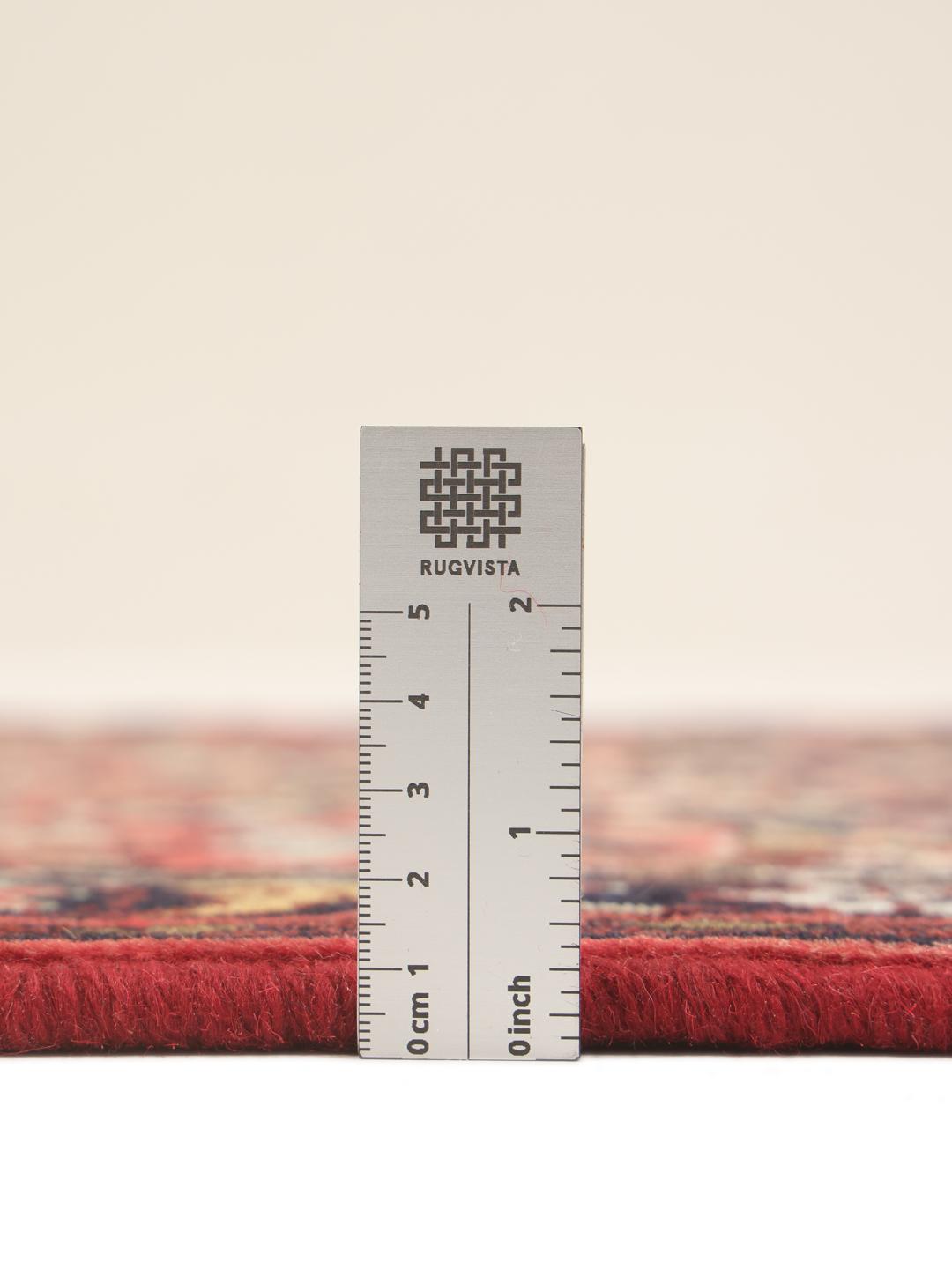 Tapis couloir Mehraban noué à la main dans des tons rouges et sombres avec des motifs floraux