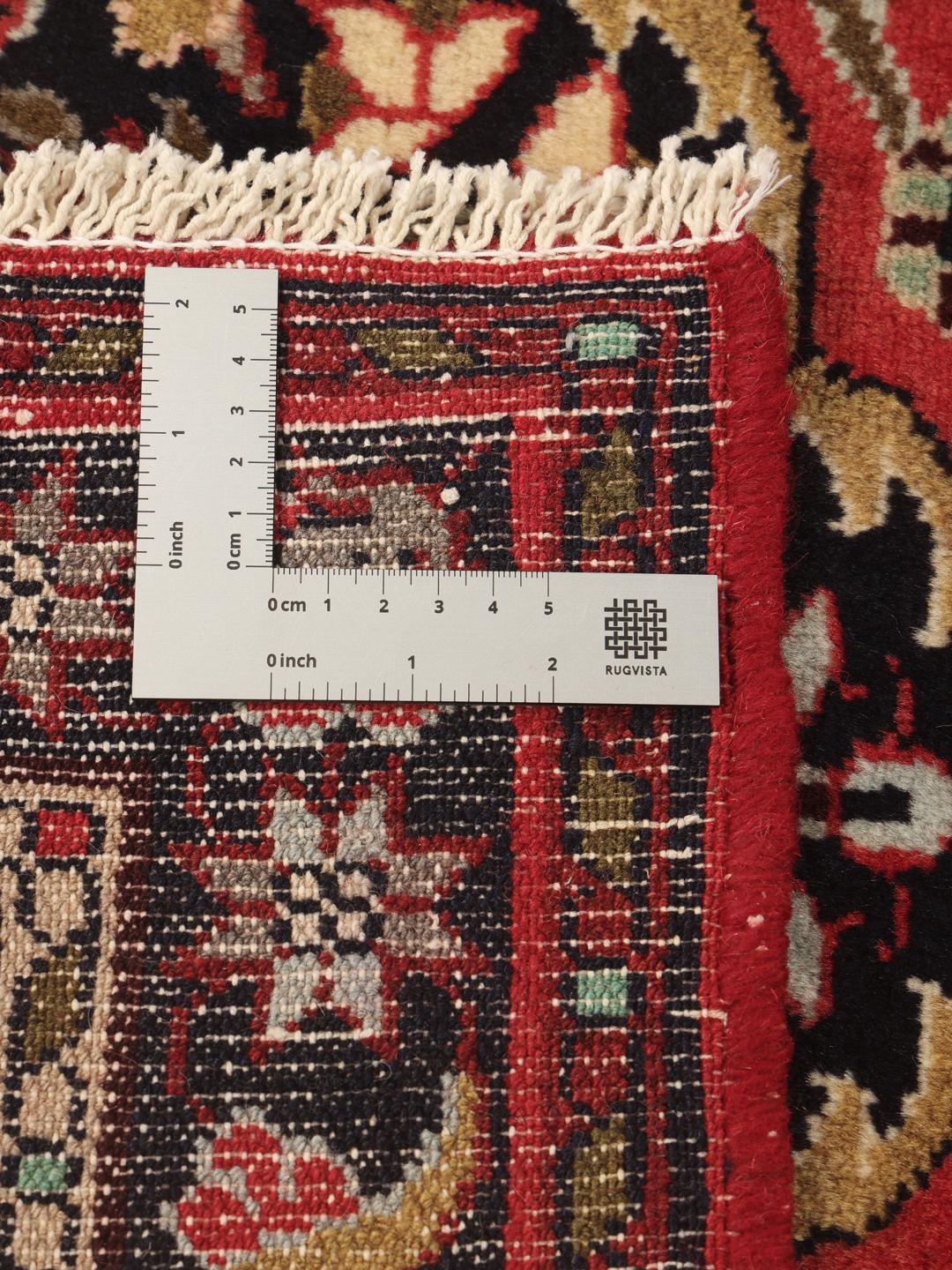 Tapis couloir Mehraban noué à la main dans des tons rouges et sombres avec des motifs floraux