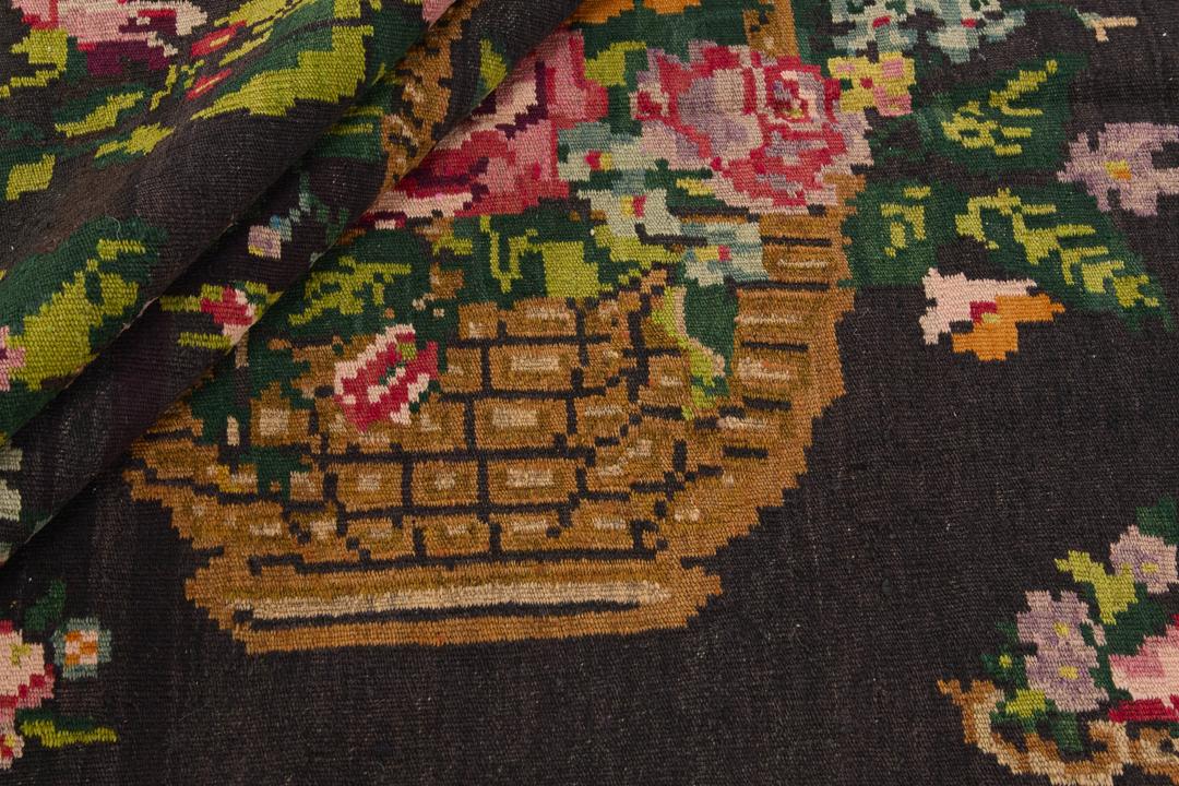Handgeweven Moldavische rozenkelim met levendige bloemenmandmotieven op een donkere achtergrond.