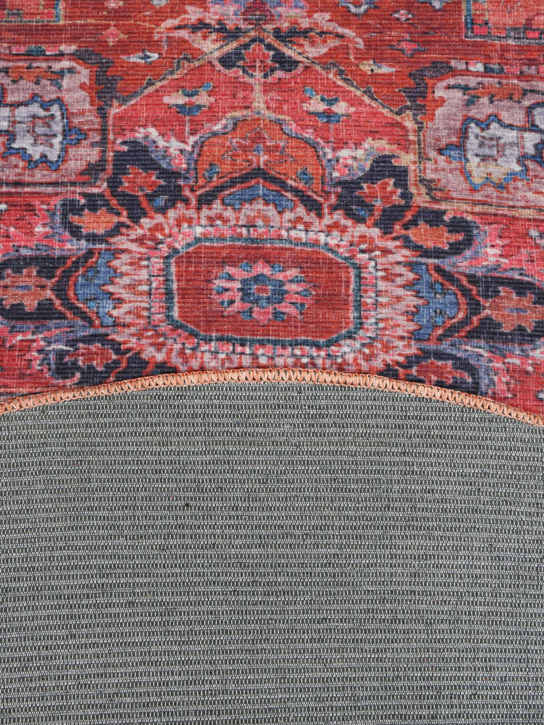 Tapis rond en rouge et bleu avec des motifs de médaillons traditionnels