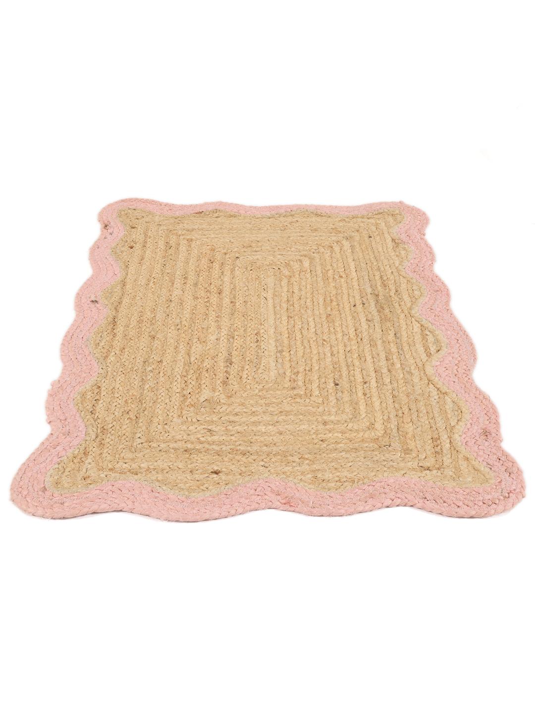 Beige en roze tapijt met een golvende rand