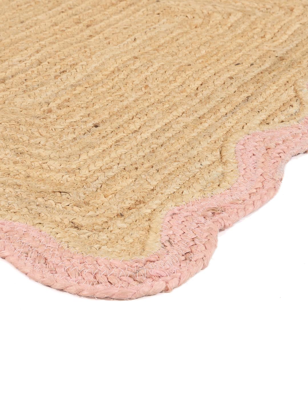 Beige en roze tapijt met een golvende rand