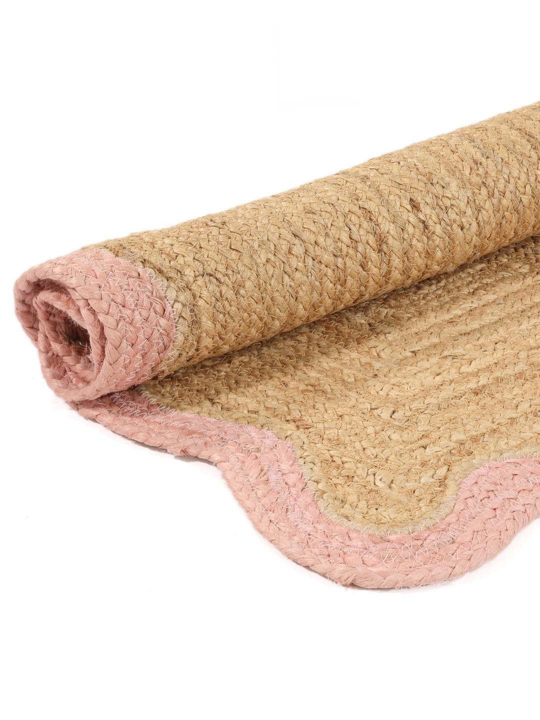 Beige en roze tapijt met een golvende rand