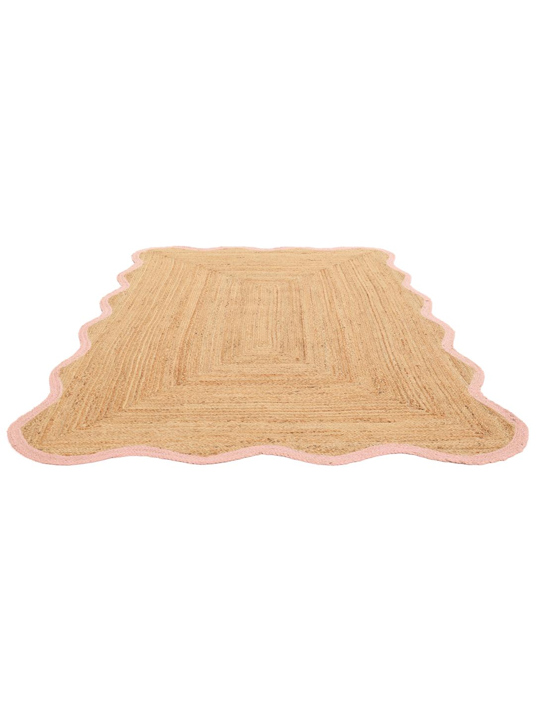 Tapis beige et rose avec une bordure ondulée