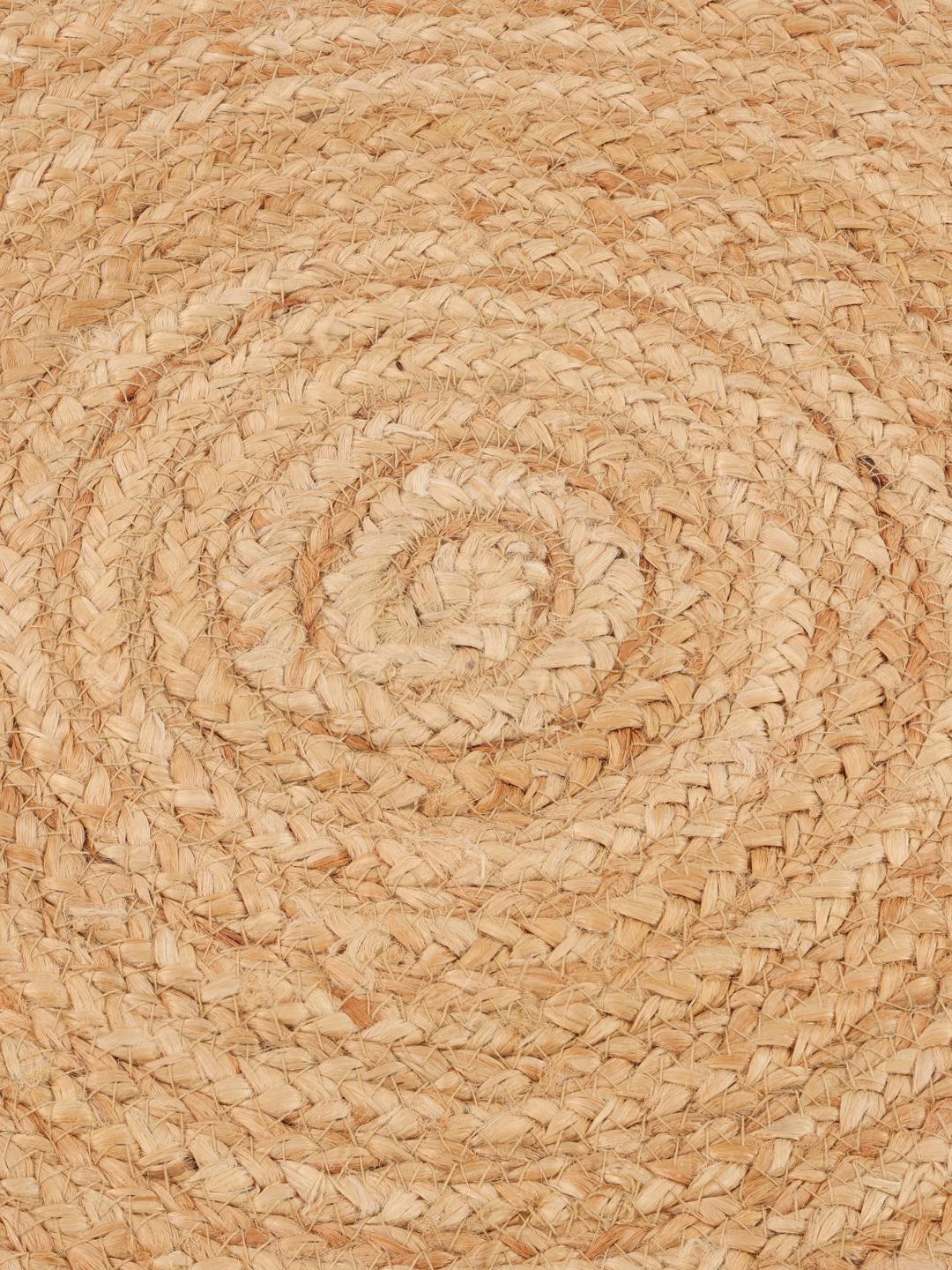 Rundt beige tæppe med bølget kant vævet af naturlig jute