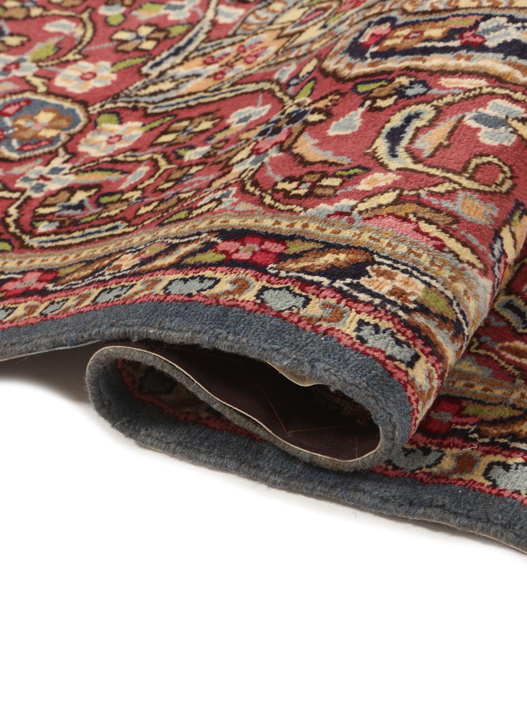 Handgeknoopt Kerman-tapijt met een blauw bloemenmedaillon en rode rand