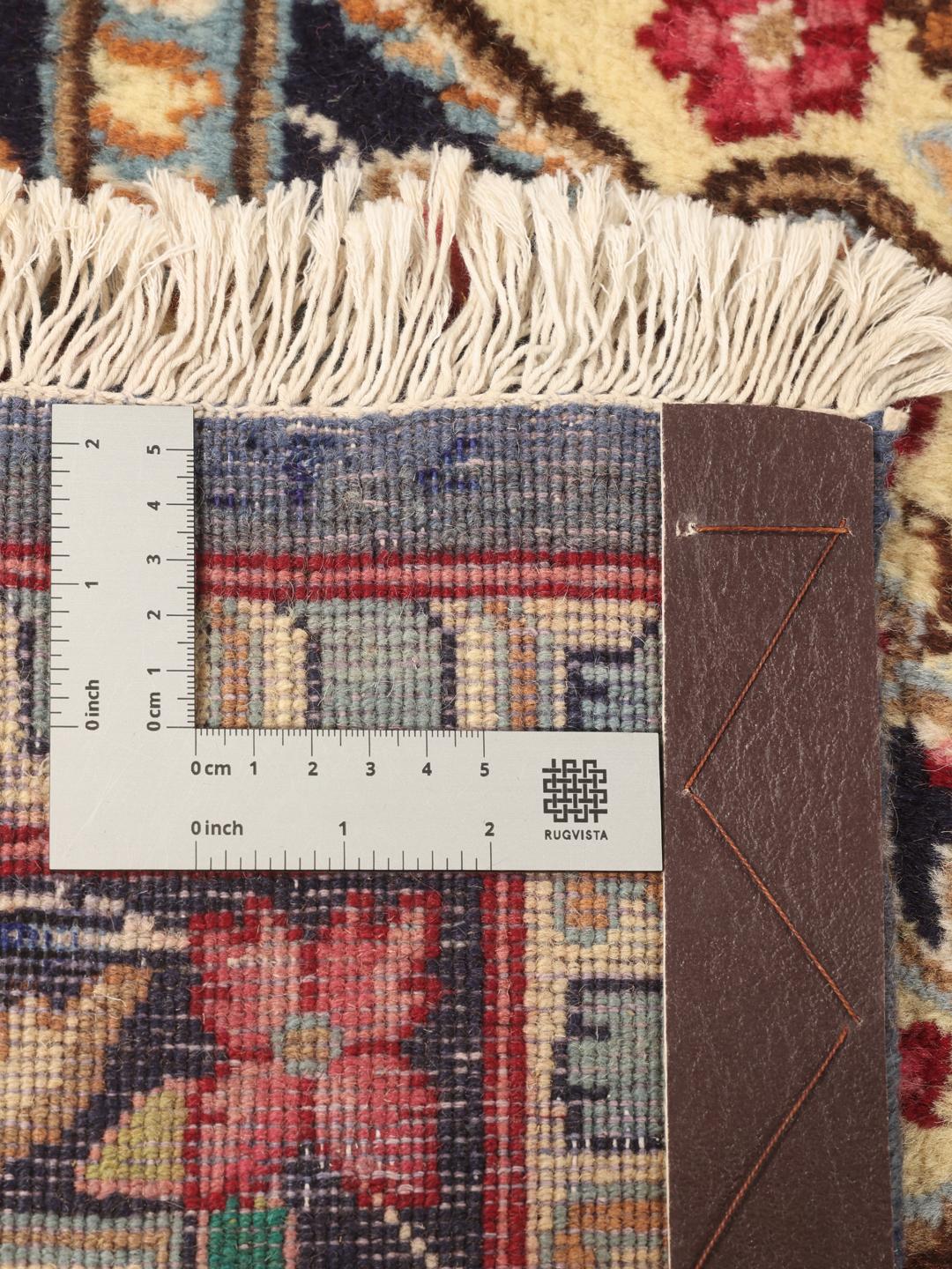 Handgeknoopt Kerman-tapijt met een blauw bloemenmedaillon en rode rand