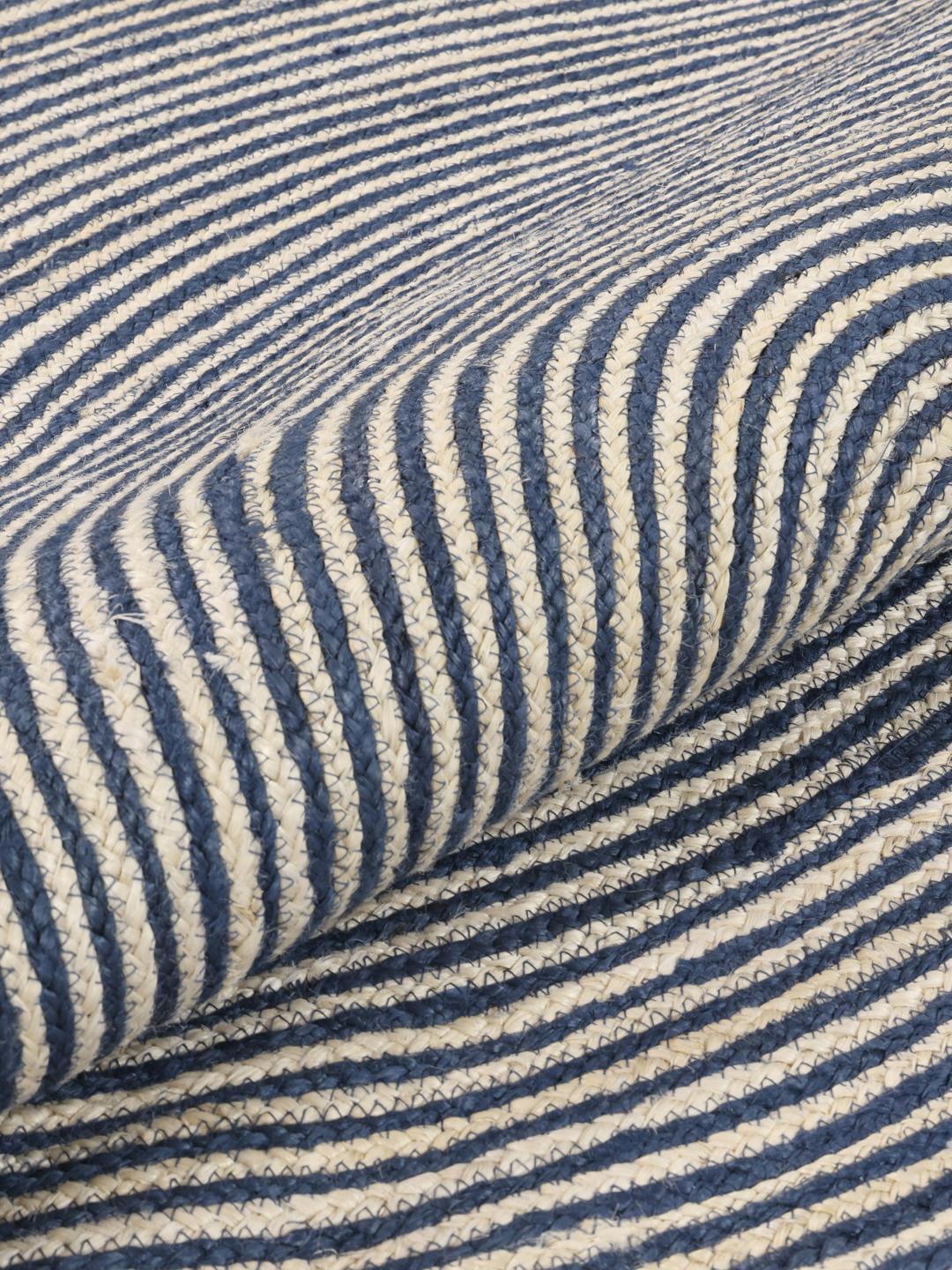Rond blauw vloerkleed met natuurlijke textuur