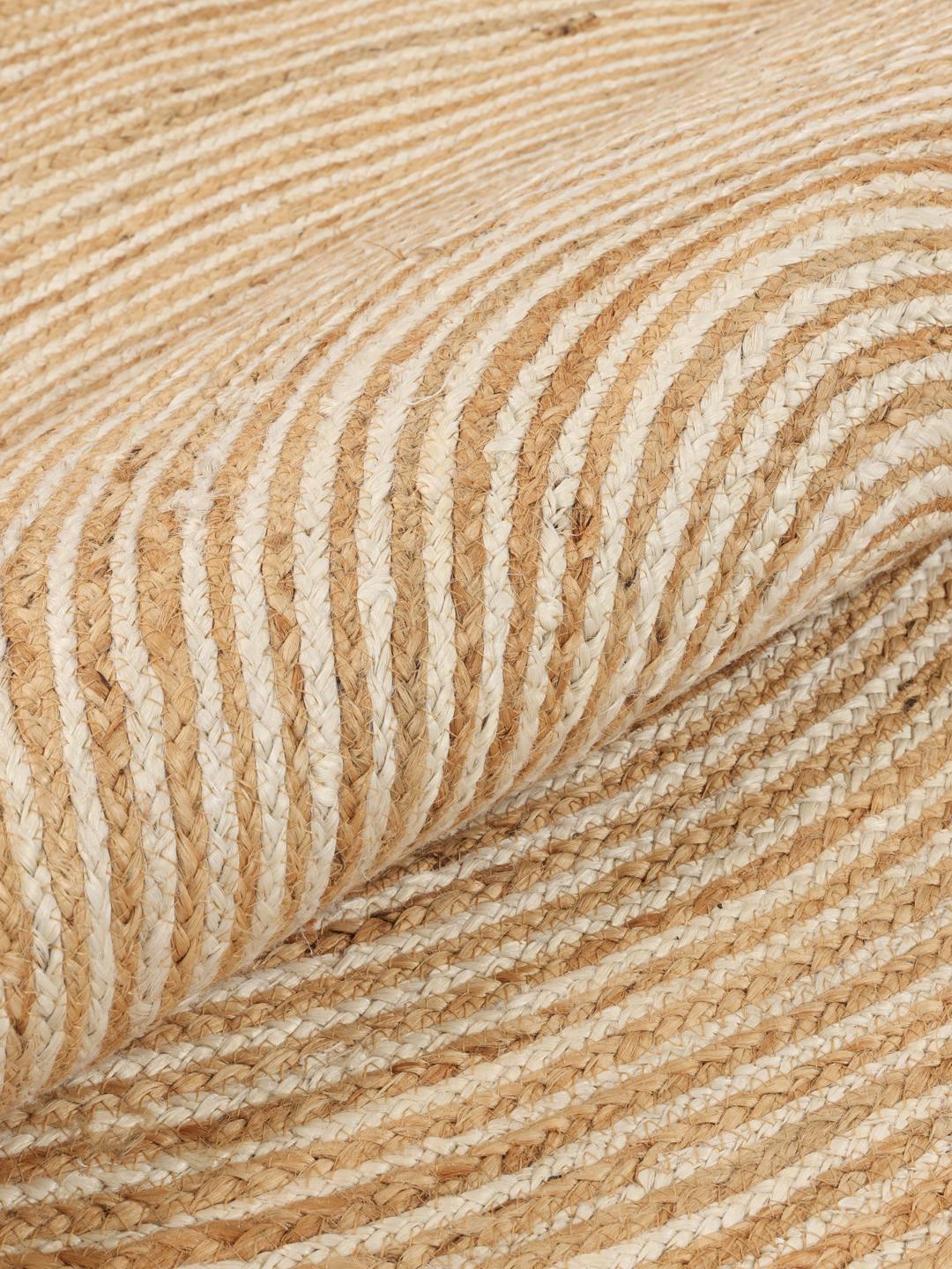 Rond beige vloerkleed met cirkelvormig patroon