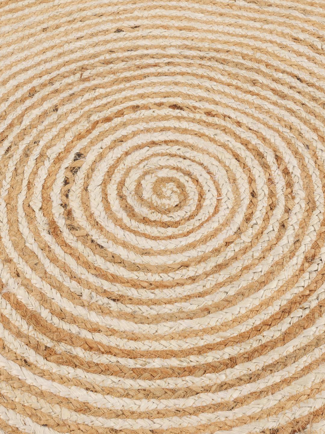 Rundt beige tæppe med cirkulært mønster