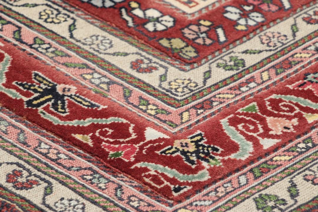 Een rechthoekig Afghaans Kelim Golbarjasta tapijt met een levendig veelkleurig geometrisch en bloemmotief.